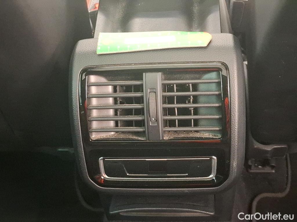  Volkswagen  Passat VOLKSWAGEN  SW / 2019 / 5P / Break 2.0 TDI 150 SCR DSG7 SW ELEGANCE #4