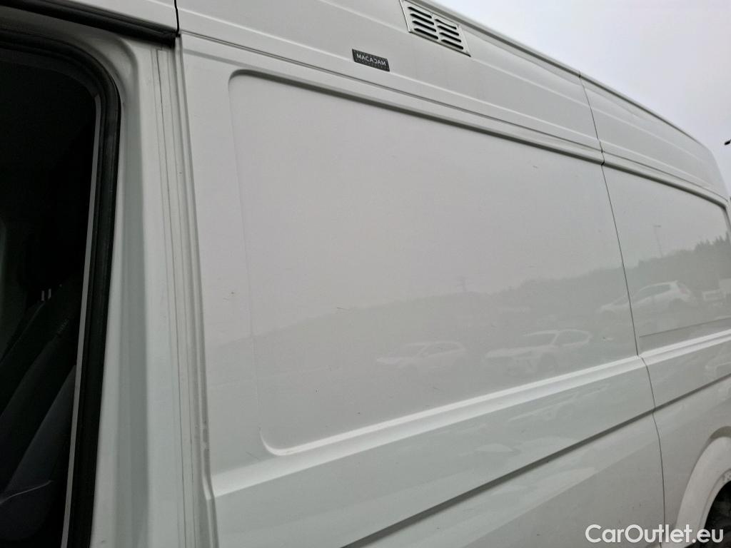  Volkswagen  Crafter  Fourgon Fourgon 35 mittlerer Radstand mit Hochdach FWD 2.0 140CV BVM6 #1
