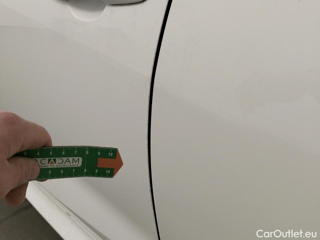  Toyota  Yaris TOYOTA  / 2020 / 5P / berlina con portón 1.5 120H Business Plus #8