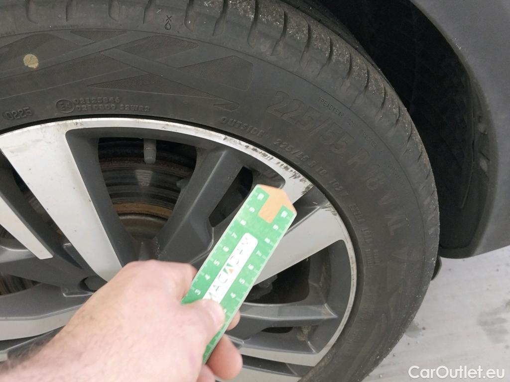  Peugeot  3008 PEUGEOT  / 2020 / 5P / todoterreno 1.5 BlueHDi 96kW S&S Allure Pack EAT8 #4