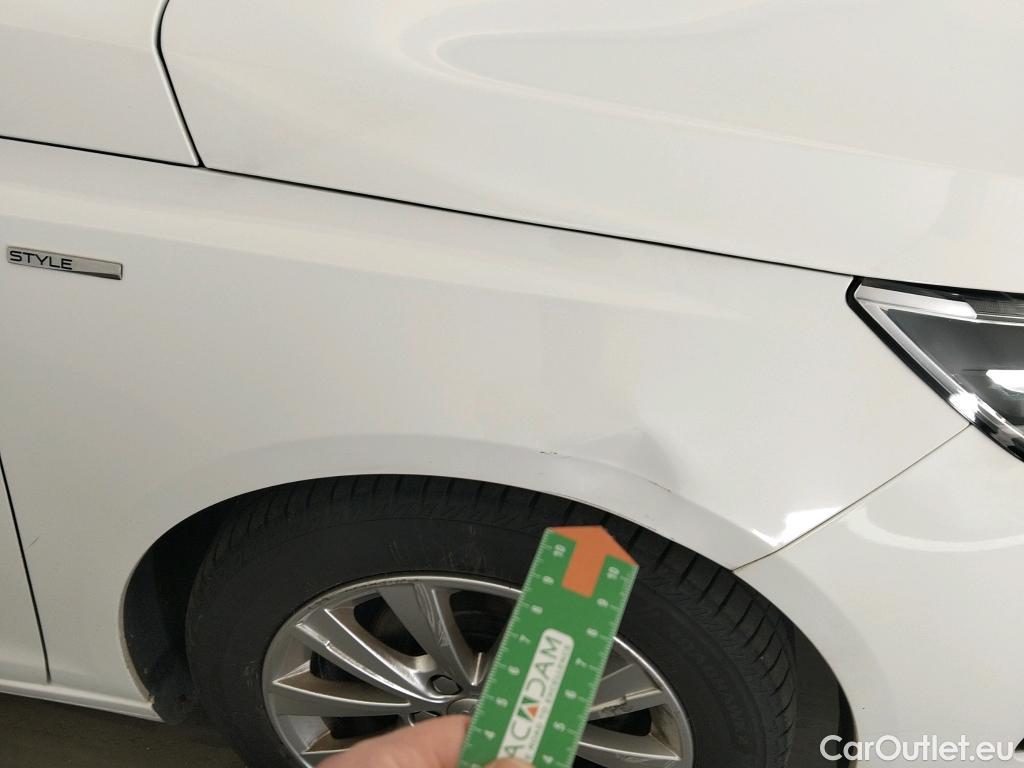  Peugeot  308 PEUGEOT  / 2017 / 5P / berlina con portón 5P Style BlueHDi 100 S&S 6 Vel. MAN #4