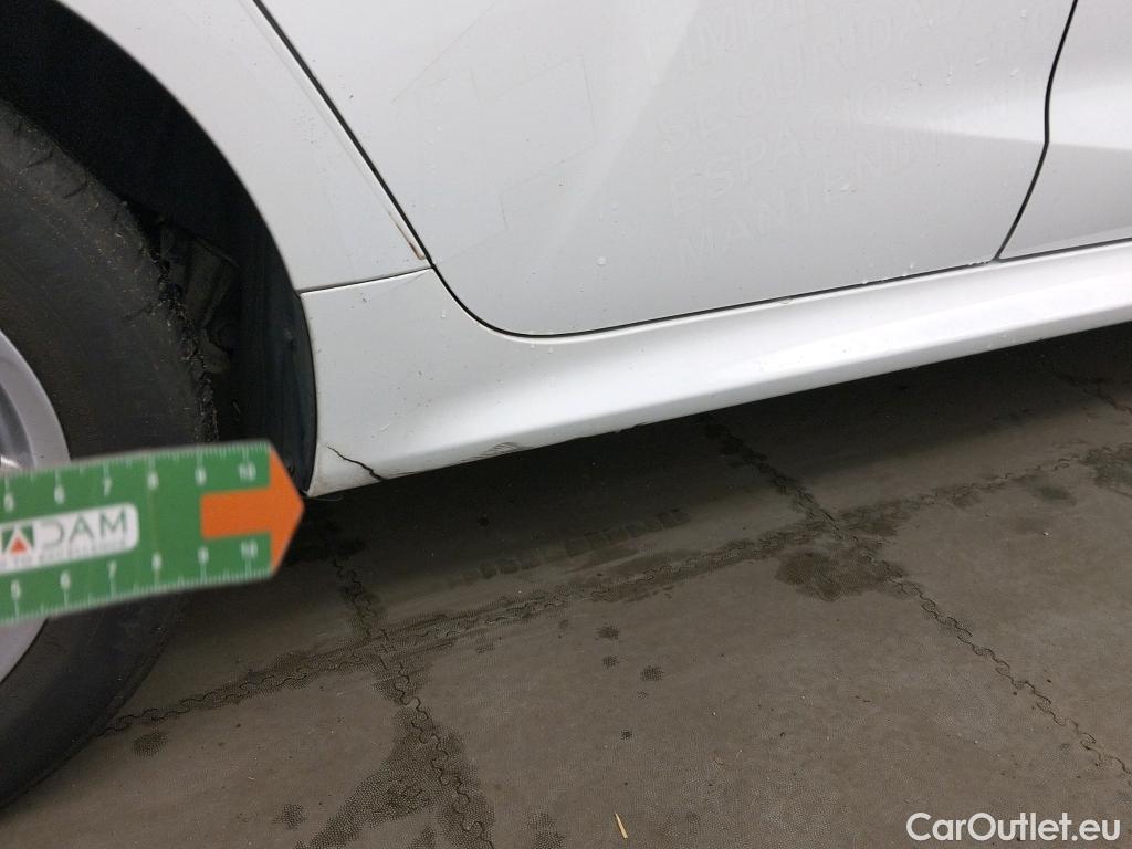  Toyota  Yaris TOYOTA  / 2020 / 5P / berlina con portón 1.5 120H Business Plus #12