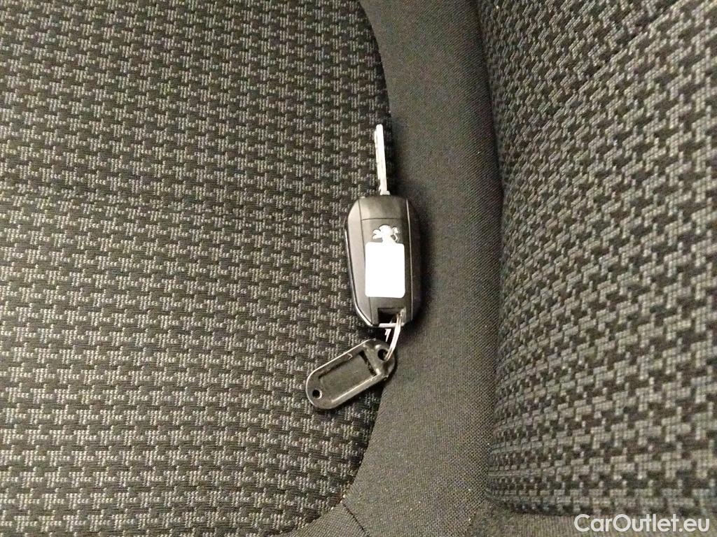  Peugeot  308 PEUGEOT  / 2017 / 5P / berlina con portón 5P Style BlueHDi 100 S&S 6 Vel. MAN #4