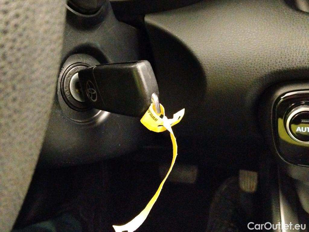  Toyota  Yaris TOYOTA  / 2020 / 5P / berlina con portón 1.5 120H Business Plus #4