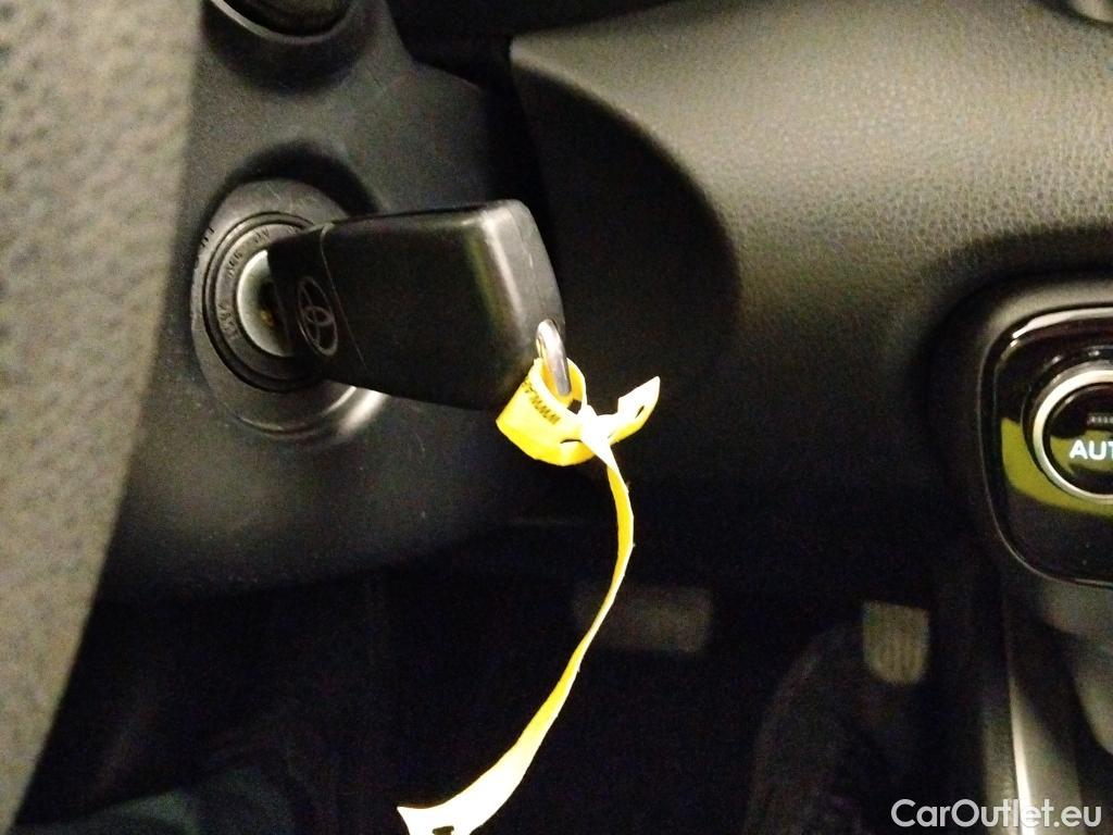  Toyota  Yaris TOYOTA  / 2020 / 5P / berlina con portón 1.5 120H Business Plus #3