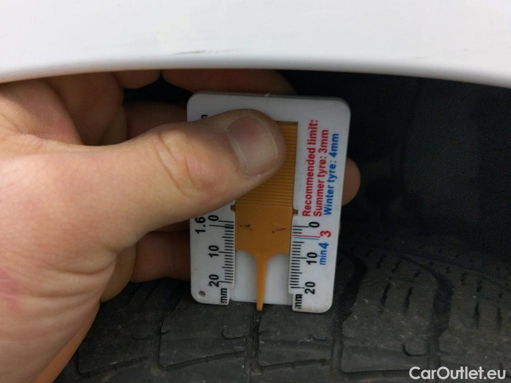  Toyota  Yaris TOYOTA  / 2020 / 5P / berlina con portón 1.5 120H Business Plus #10