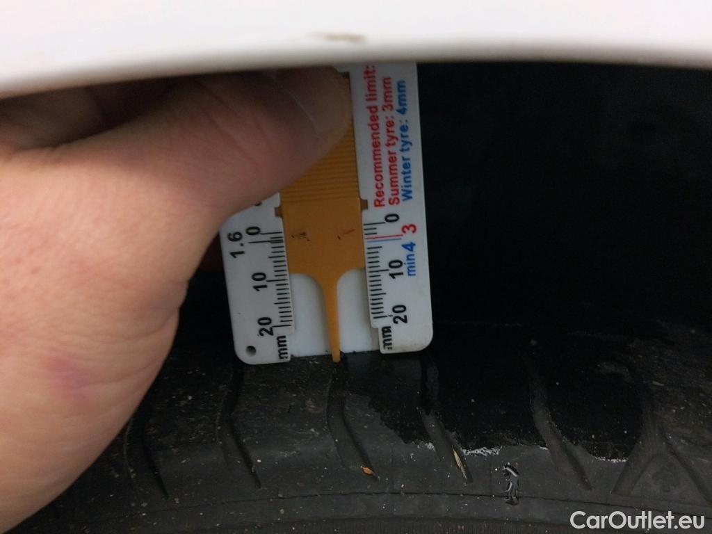  Toyota  Yaris TOYOTA  / 2020 / 5P / berlina con portón 1.5 120H Business Plus #16