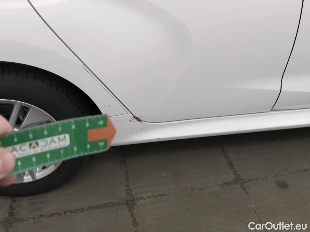  Toyota  Yaris TOYOTA  / 2020 / 5P / berlina con portón 1.5 120H Business Plus #4