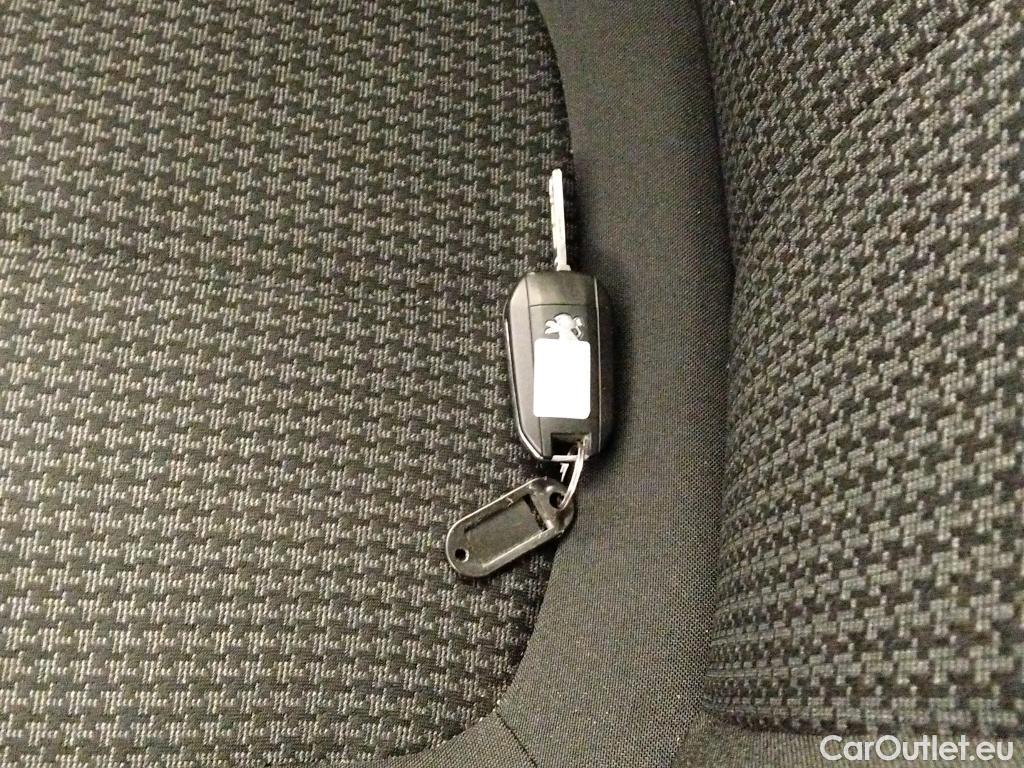  Peugeot  308 PEUGEOT  / 2017 / 5P / berlina con portón 5P Style BlueHDi 100 S&S 6 Vel. MAN #3