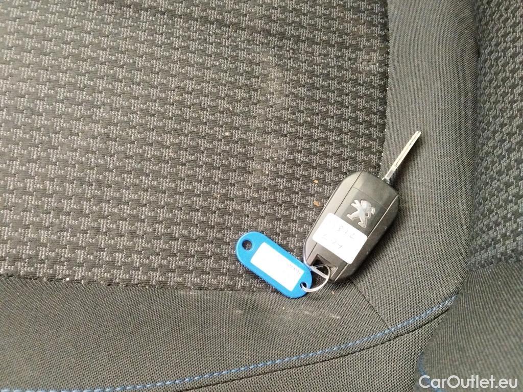  Peugeot  308 PEUGEOT  / 2017 / 5P / berlina con portón 5P Style BlueHDi 100 S&S 6 Vel. MAN #2