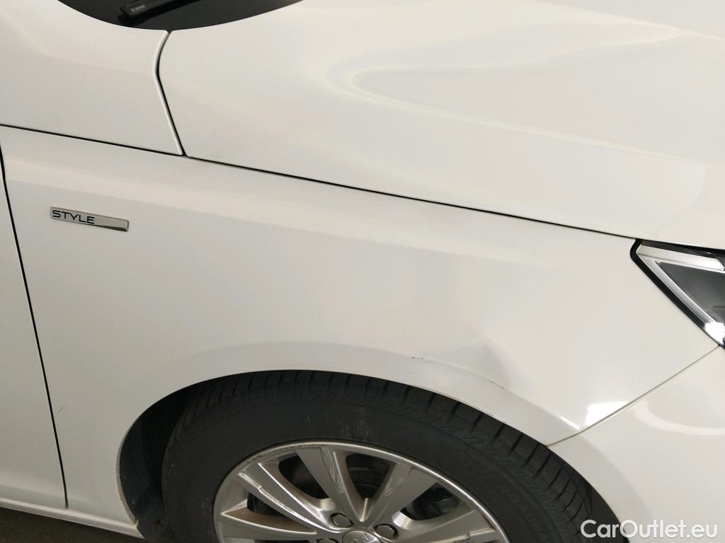  Peugeot  308 PEUGEOT  / 2017 / 5P / berlina con portón 5P Style BlueHDi 100 S&S 6 Vel. MAN #3