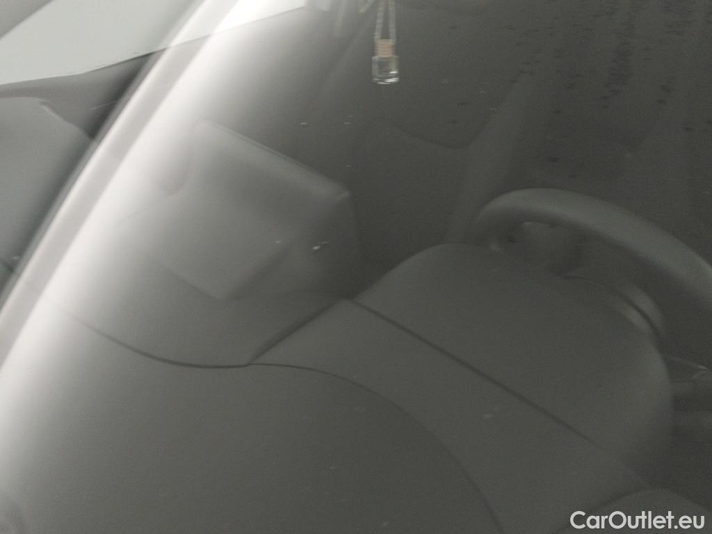  Toyota  Yaris TOYOTA  / 2020 / 5P / berlina con portón 1.5 120H Business Plus #1