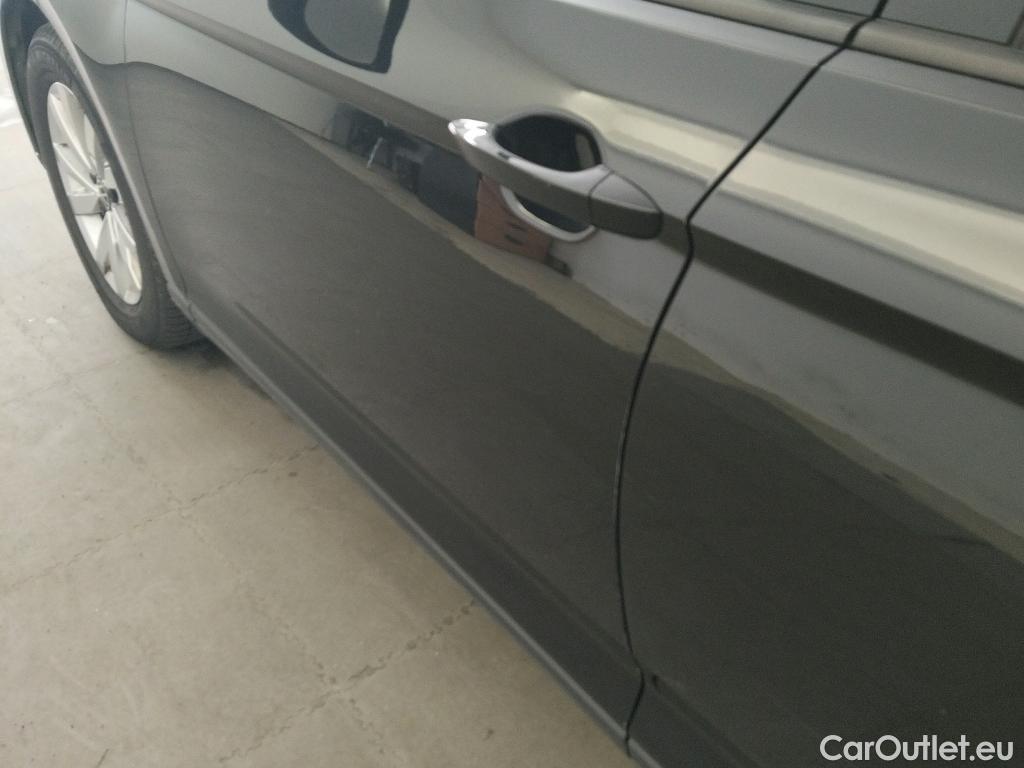  Volkswagen  Passat VOLKSWAGEN  / 2019 / 4P / sedán Business 2.0 TDI 90kW (122CV) DSG #9