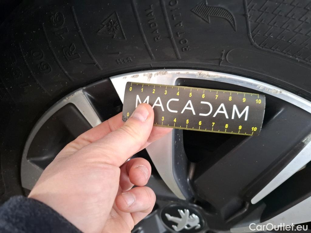  Peugeot  2008  Allure 1.2 PureTech 110CV BVA6 E6 #44