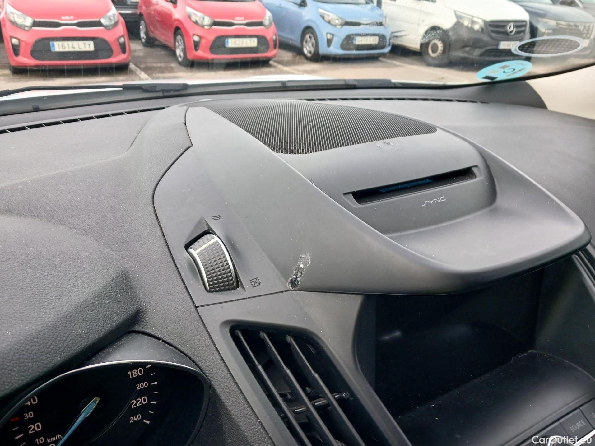  Ford  Kuga FORD  / 2016 / 5P / todoterreno 1.5 EcoBoost 88kW 4x2 Trend+ (CX) #9