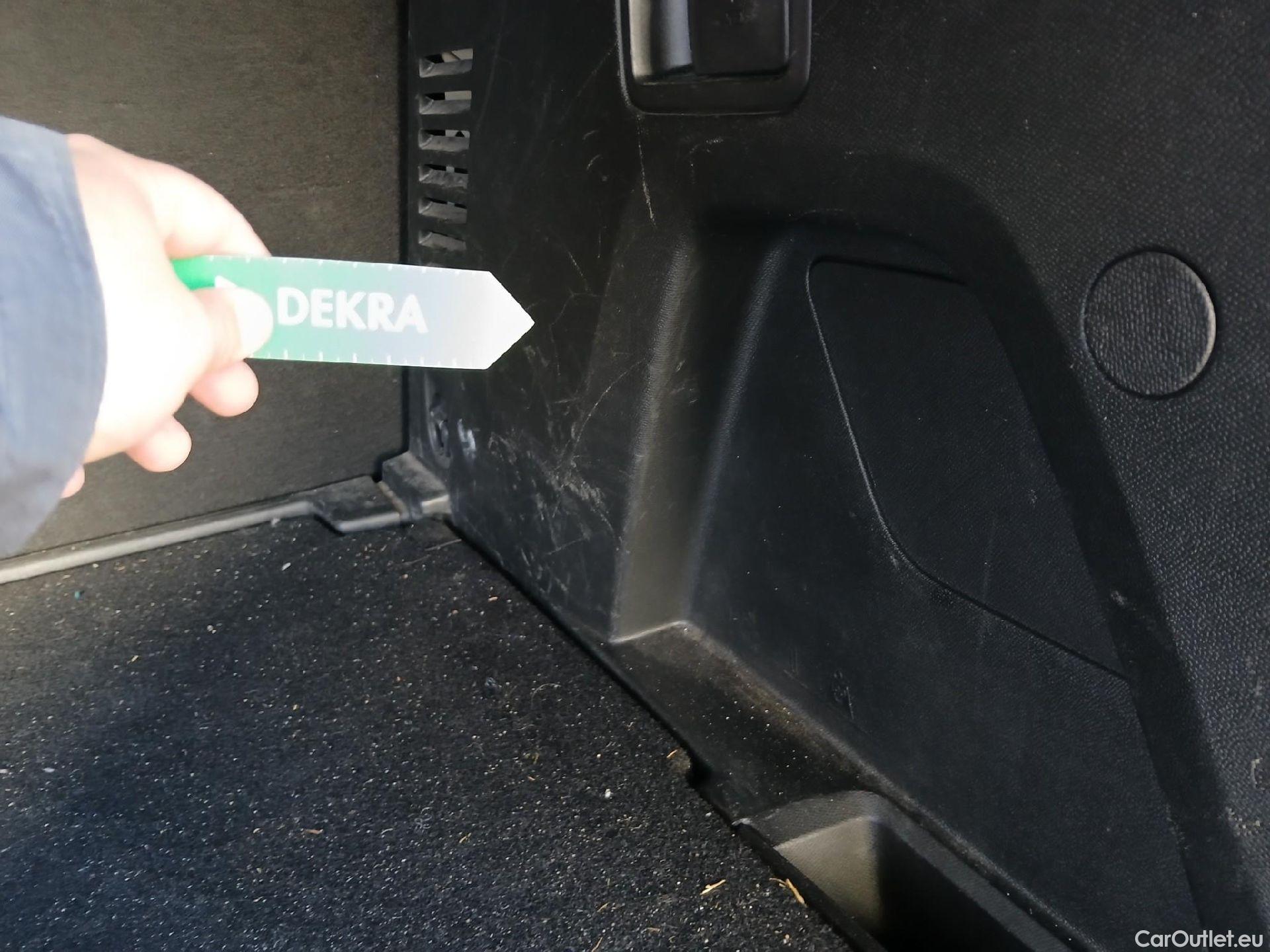  Peugeot  3008 PEUGEOT  / 2020 / 5P / todoterreno 1.5 BlueHDi 96kW S&S Allure Pack EAT8 #3