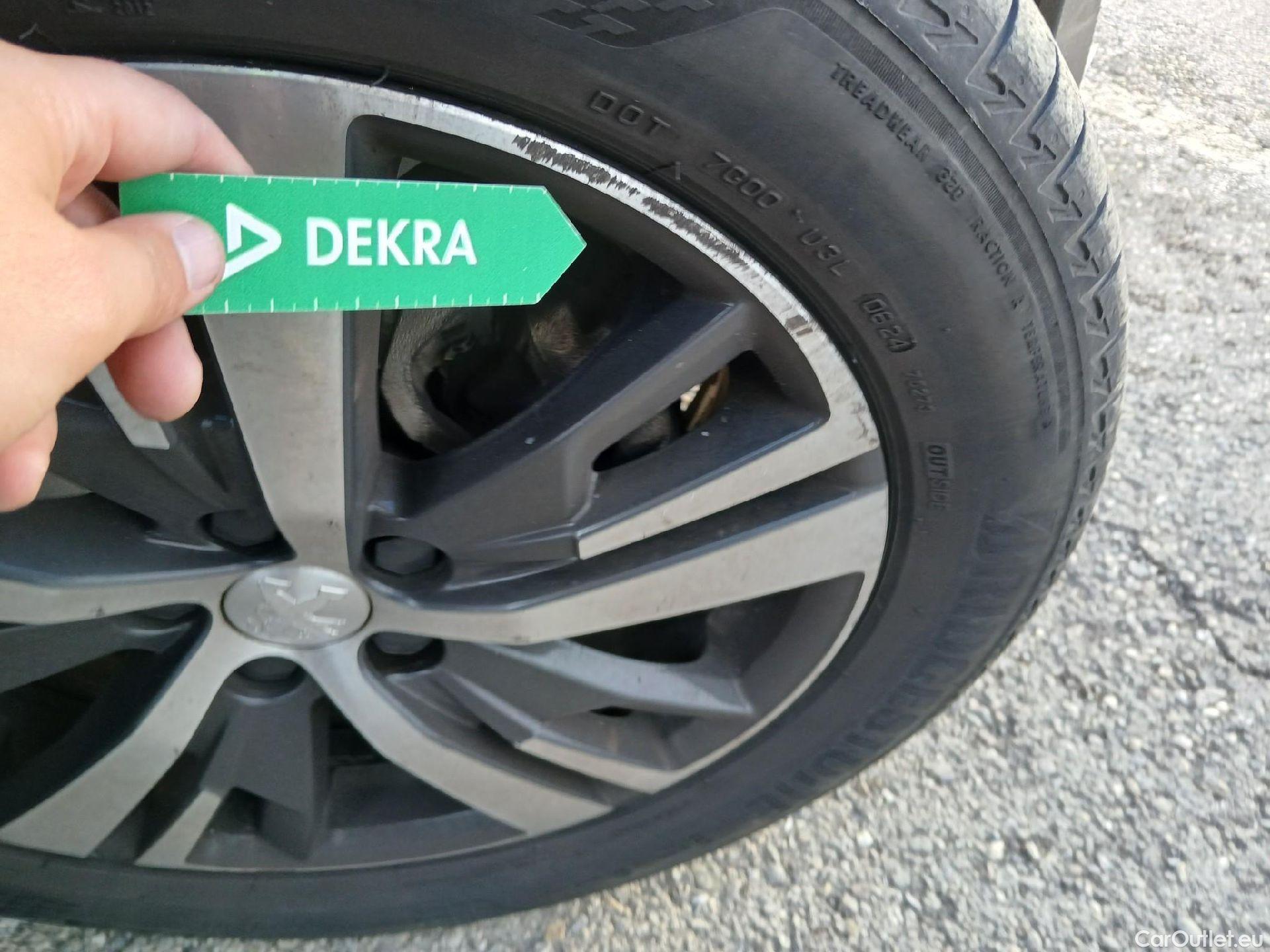  Peugeot  3008 PEUGEOT  / 2020 / 5P / todoterreno 1.5 BlueHDi 96kW S&S Allure Pack EAT8 #40