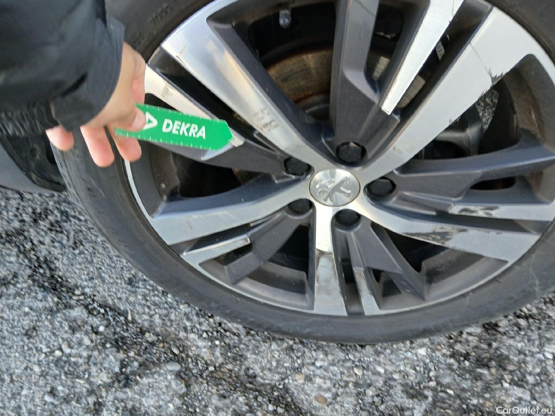  Peugeot  3008 PEUGEOT  / 2020 / 5P / todoterreno 1.5 BlueHDi 96kW S&S Allure Pack EAT8 #21