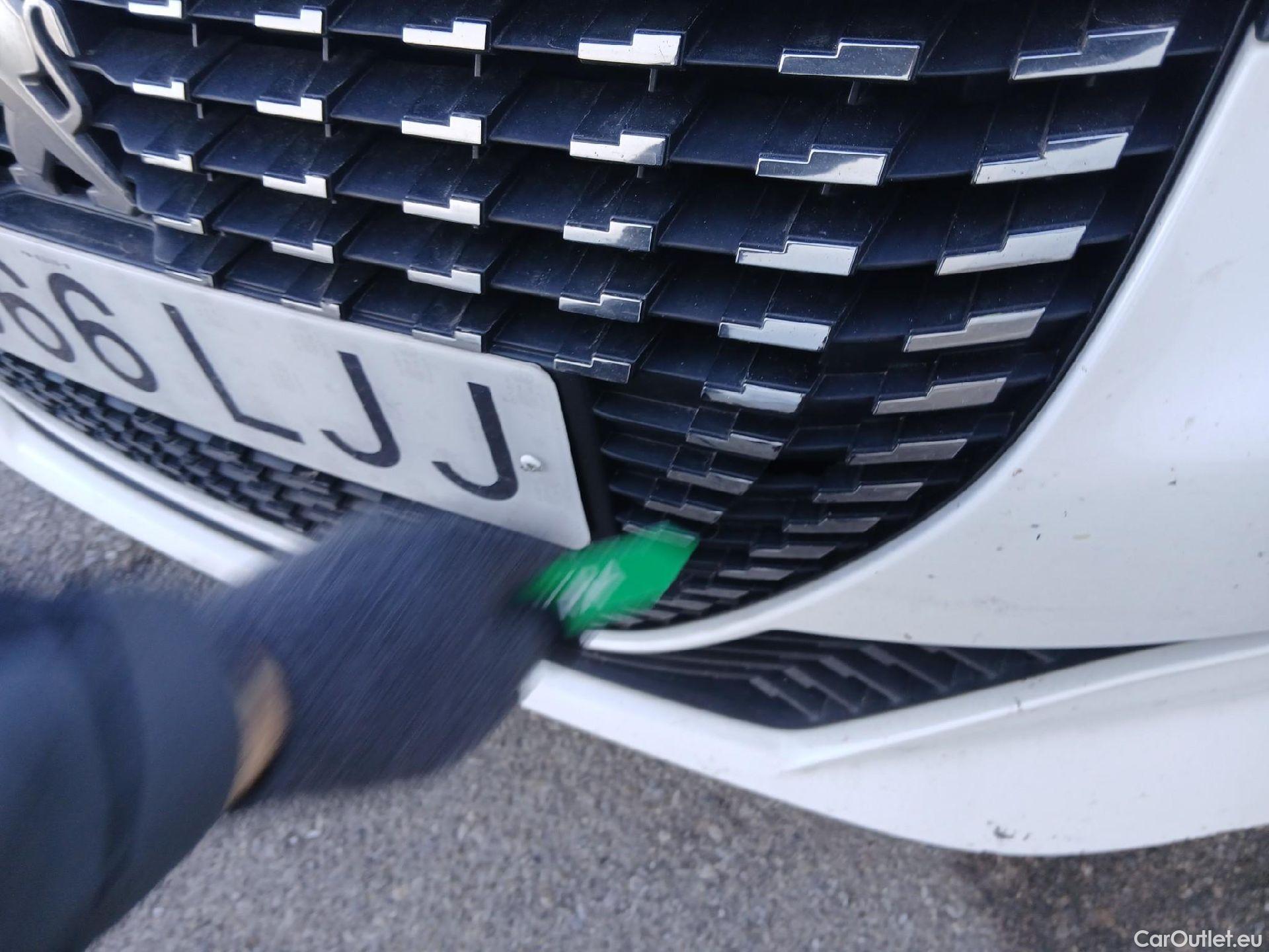  Peugeot  208 PEUGEOT  / 2019 / 5P / berlina con portón PureTech 73kW (100CV) Allure (AC) #3