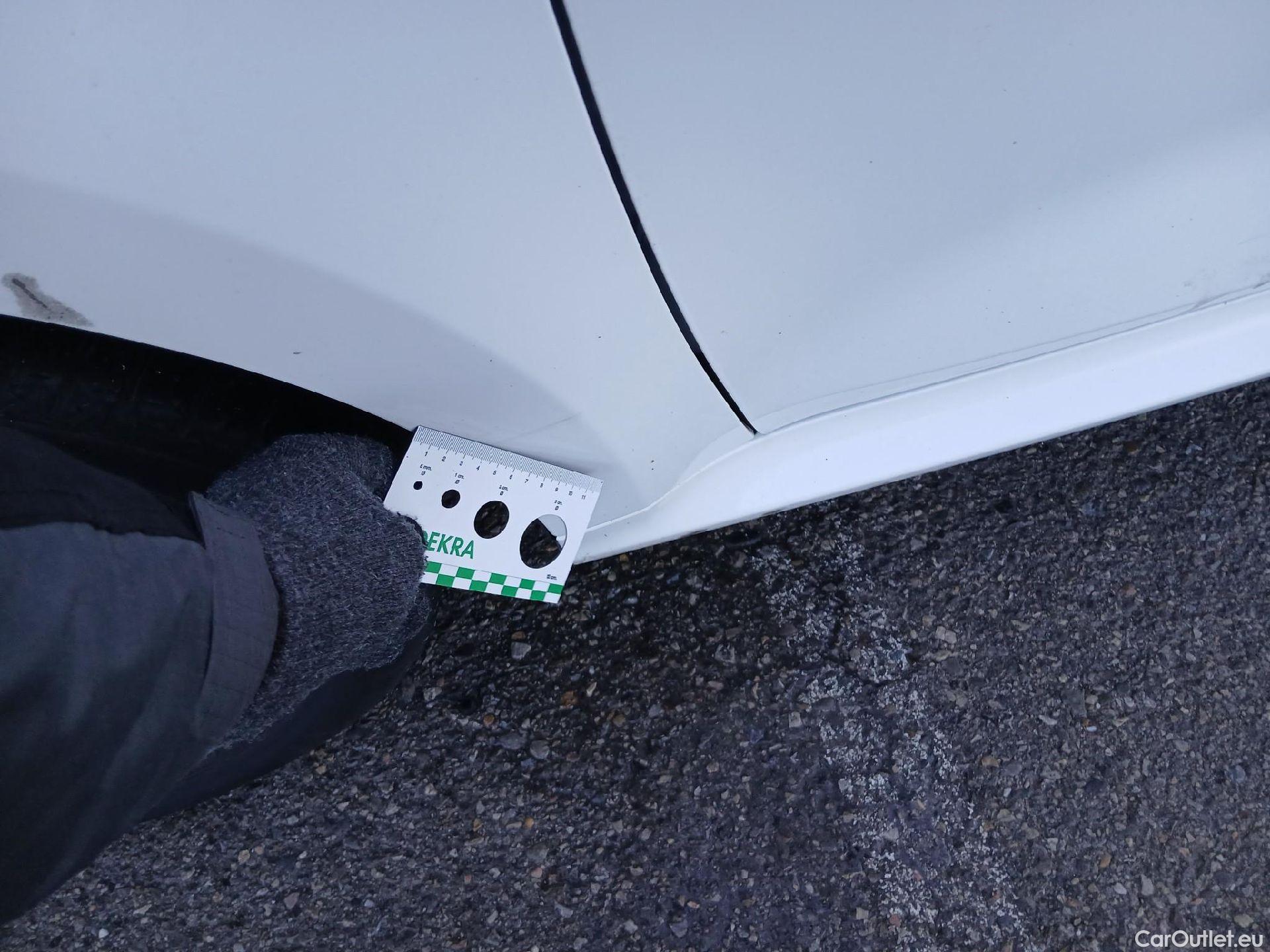  Toyota  Yaris TOYOTA  / 2020 / 5P / berlina con portón 1.5 120H Business Plus #5