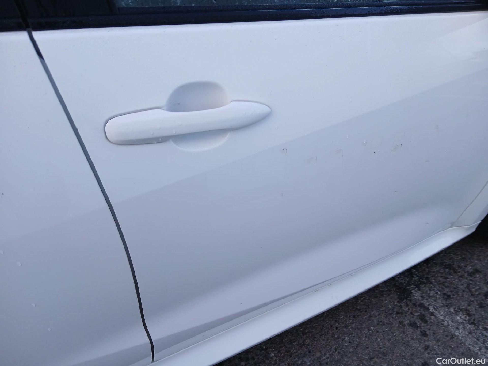  Toyota  Yaris TOYOTA  / 2020 / 5P / berlina con portón 1.5 120H Business Plus #28