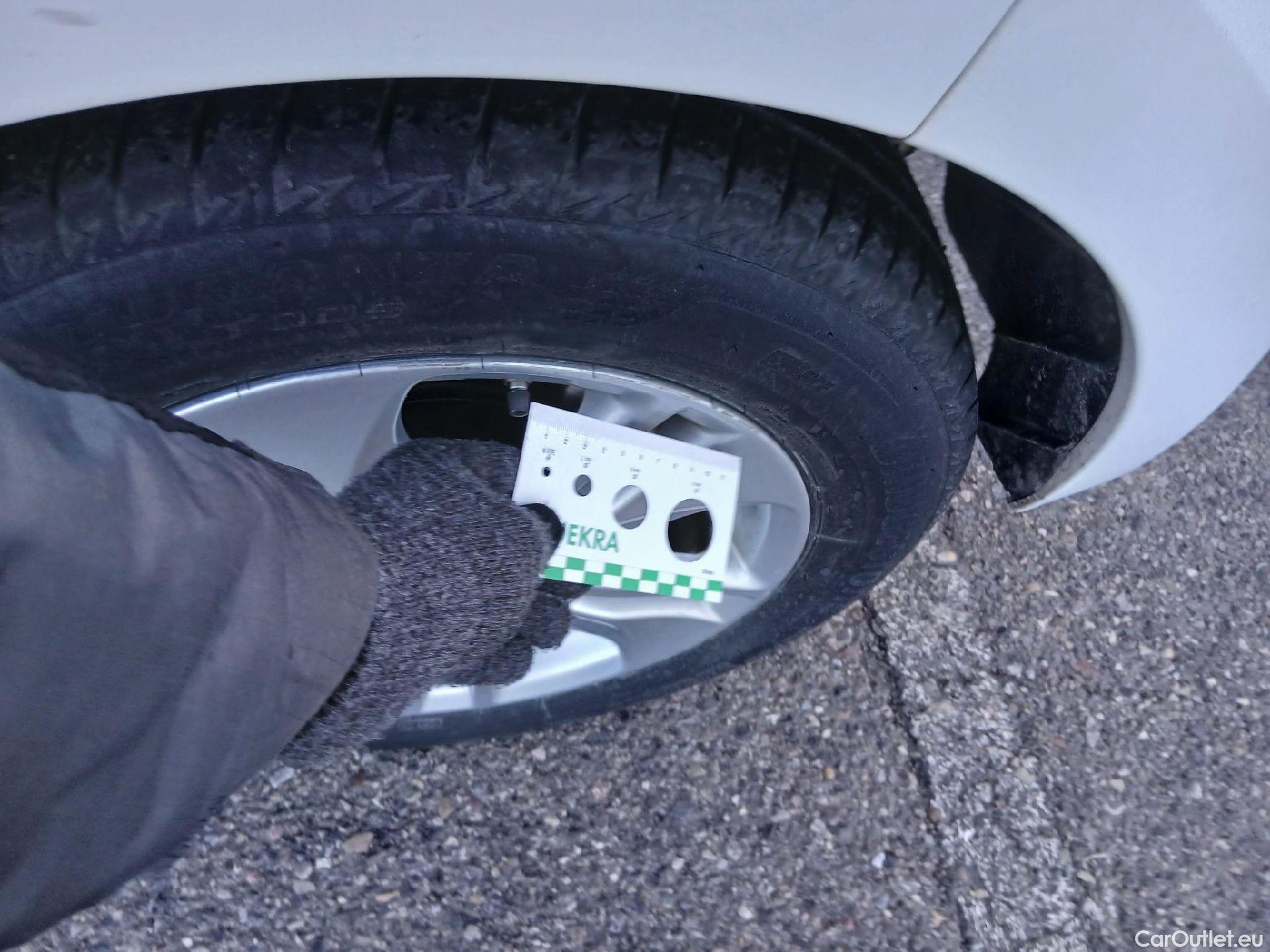  Toyota  Yaris TOYOTA  / 2020 / 5P / berlina con portón 1.5 120H Business Plus #17