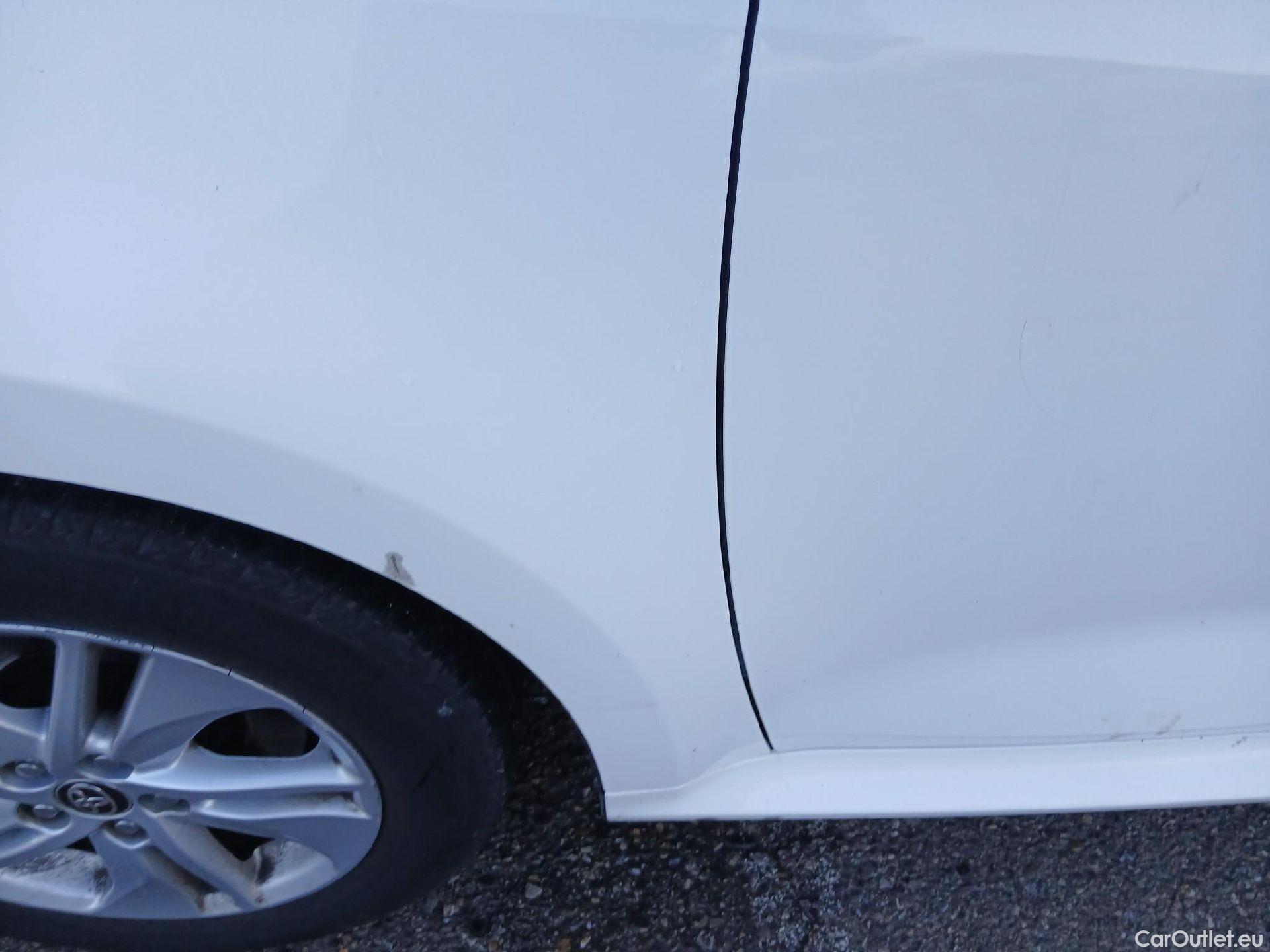  Toyota  Yaris TOYOTA  / 2020 / 5P / berlina con portón 1.5 120H Business Plus #6