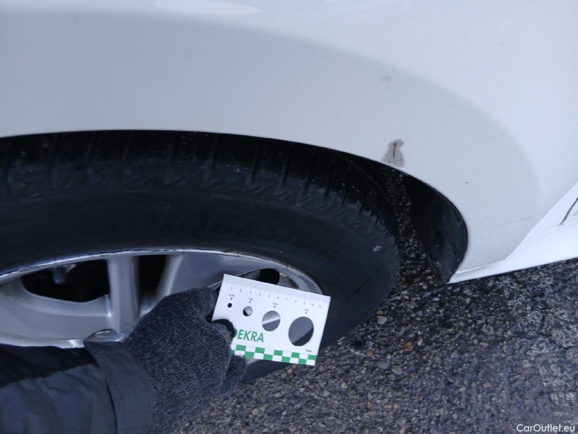  Toyota  Yaris TOYOTA  / 2020 / 5P / berlina con portón 1.5 120H Business Plus #3