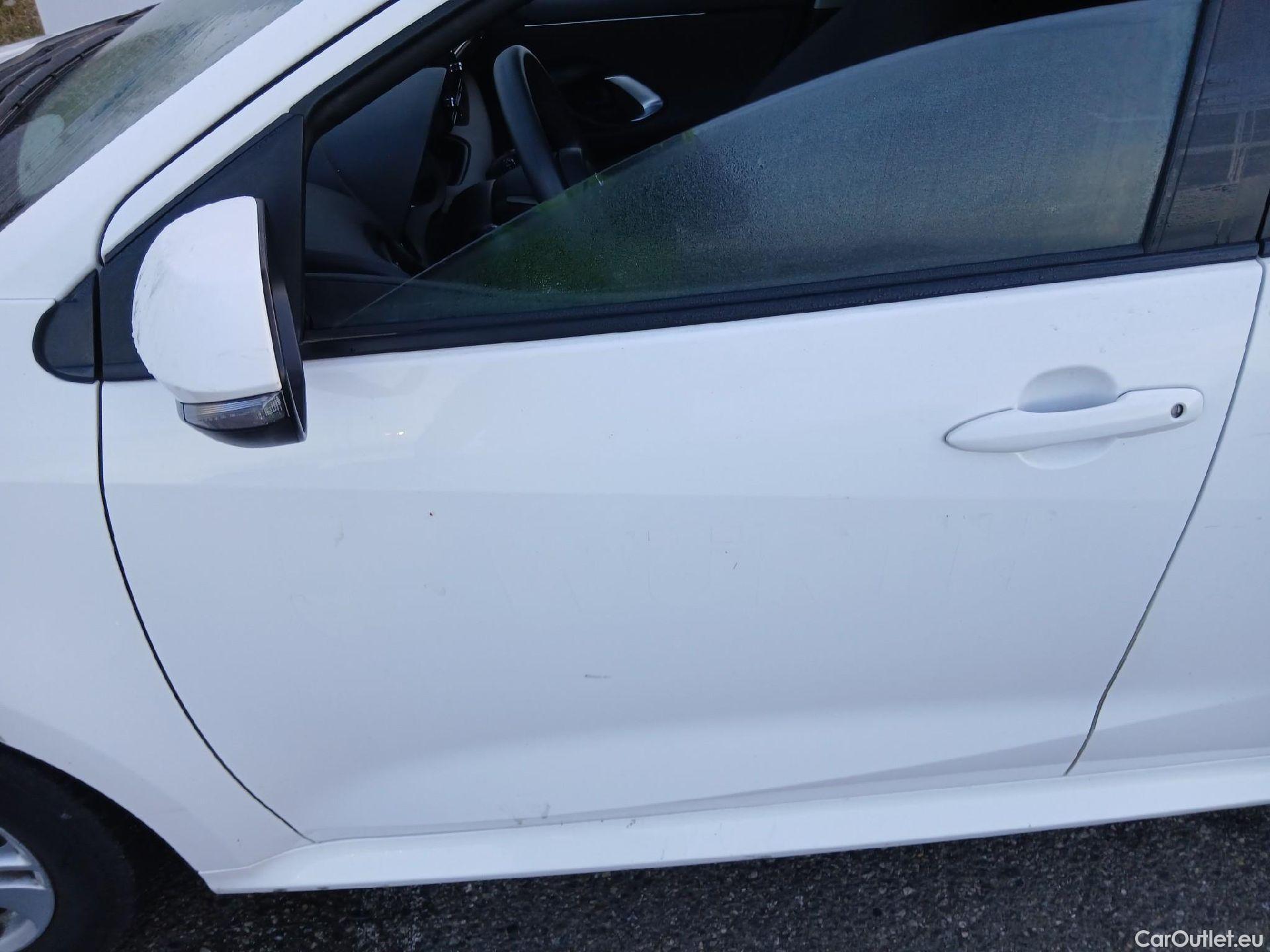  Toyota  Yaris TOYOTA  / 2020 / 5P / berlina con portón 1.5 120H Business Plus #10