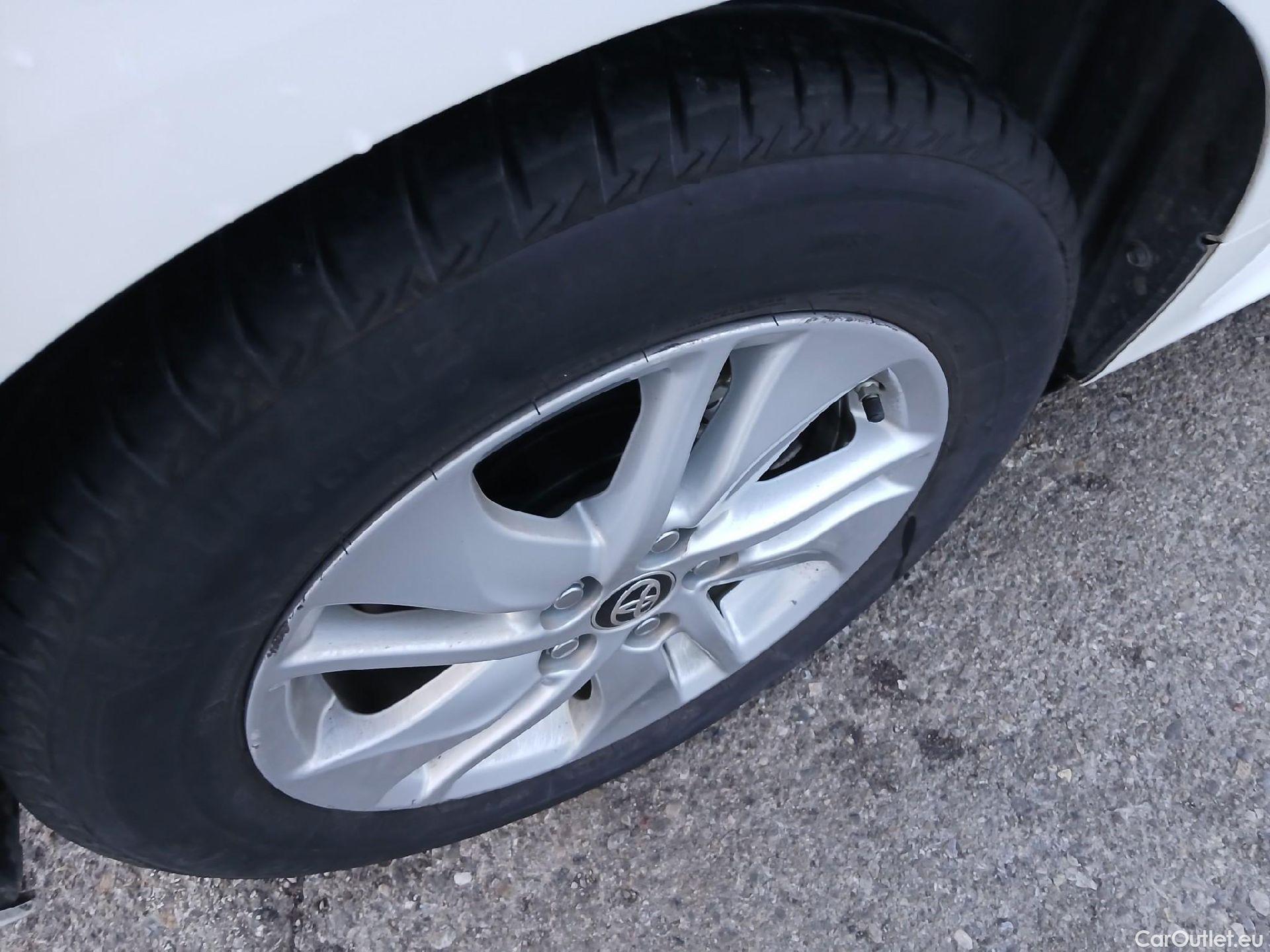  Toyota  Yaris TOYOTA  / 2020 / 5P / berlina con portón 1.5 120H Business Plus #24