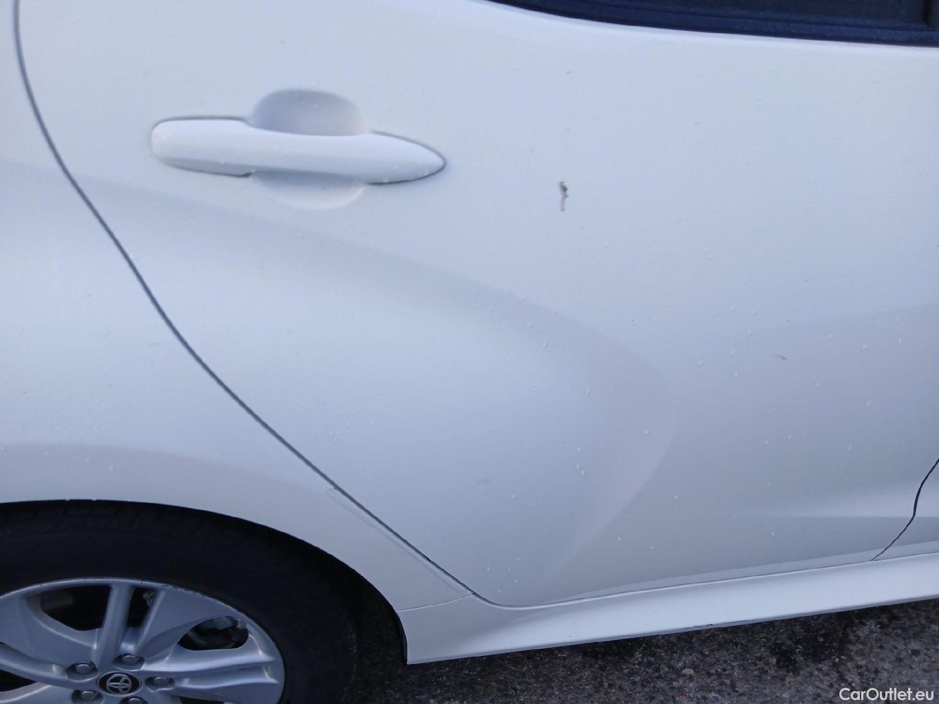  Toyota  Yaris TOYOTA  / 2020 / 5P / berlina con portón 1.5 120H Business Plus #25