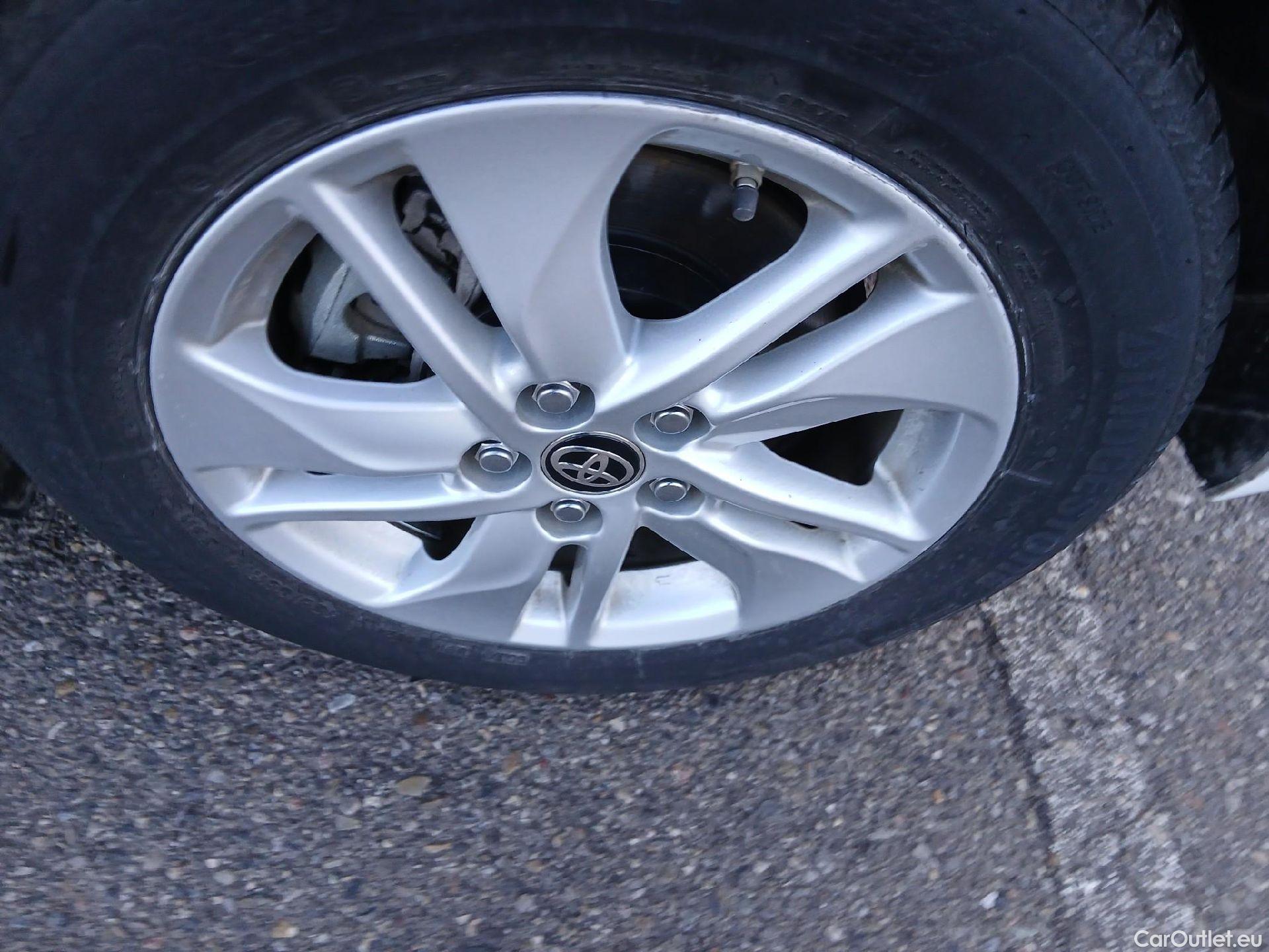  Toyota  Yaris TOYOTA  / 2020 / 5P / berlina con portón 1.5 120H Business Plus #18