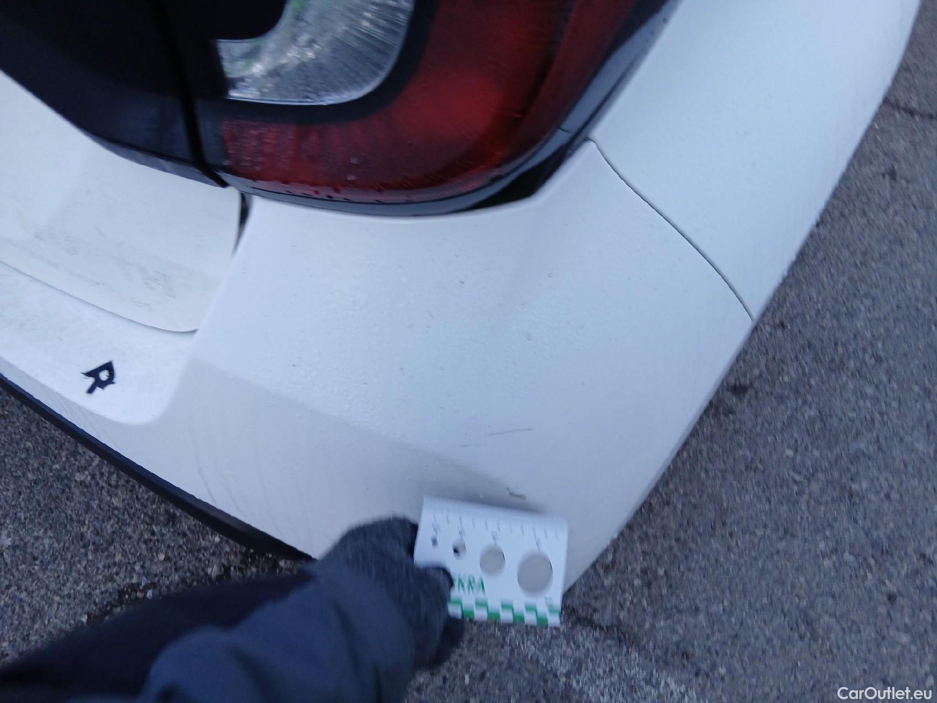  Toyota  Yaris TOYOTA  / 2020 / 5P / berlina con portón 1.5 120H Business Plus #20