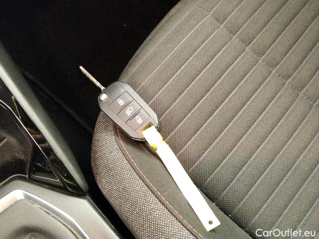  Peugeot  2008 PEUGEOT  / 2019 / 5P / todoterreno Active Pack BlueHDI 81kW (110CV) #4