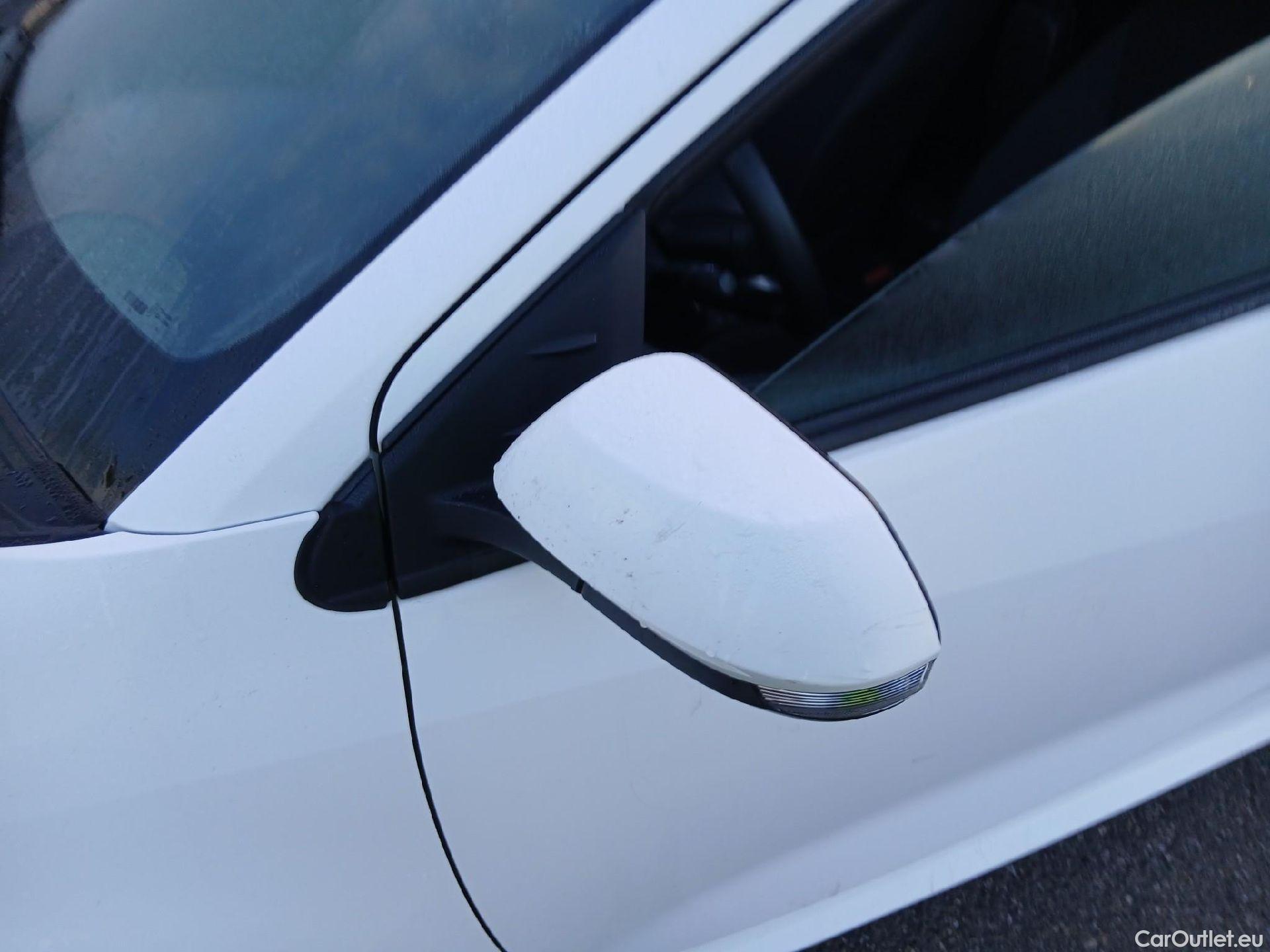  Toyota  Yaris TOYOTA  / 2020 / 5P / berlina con portón 1.5 120H Business Plus #8