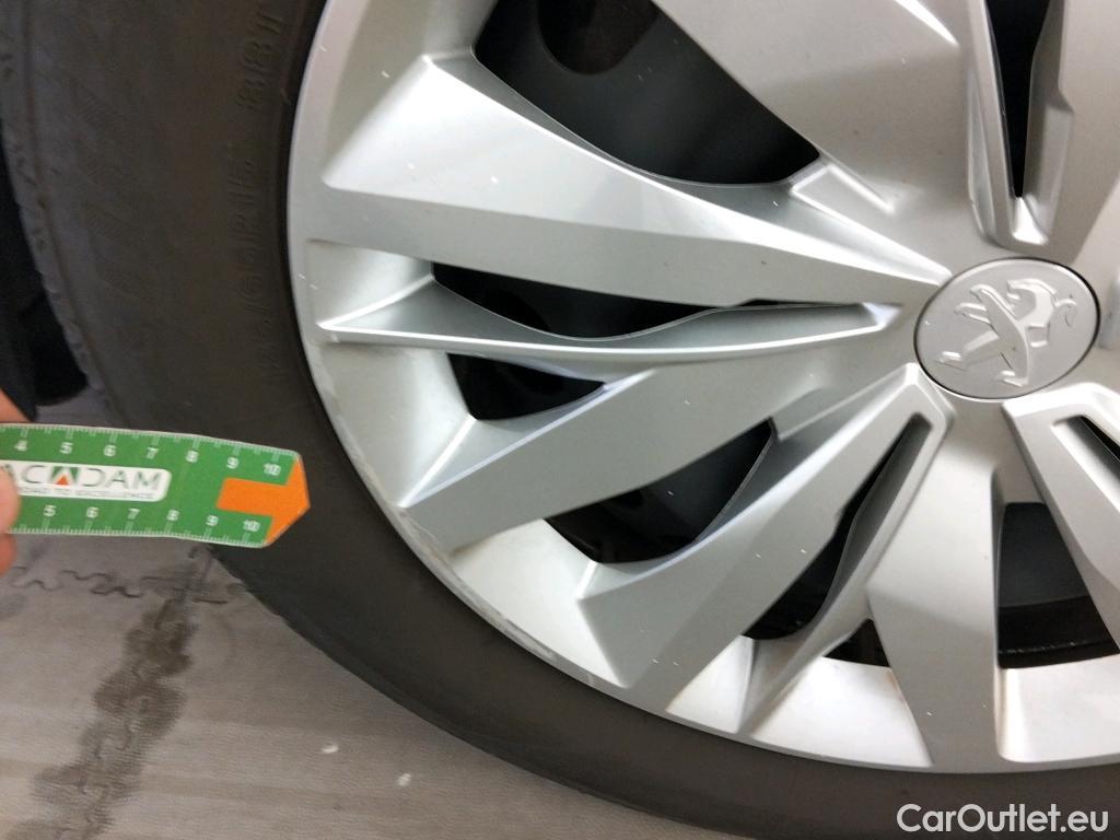  Peugeot  208 PEUGEOT  / 2019 / 5P / berlina con portón PureTech 55kW (75CV) Active #17