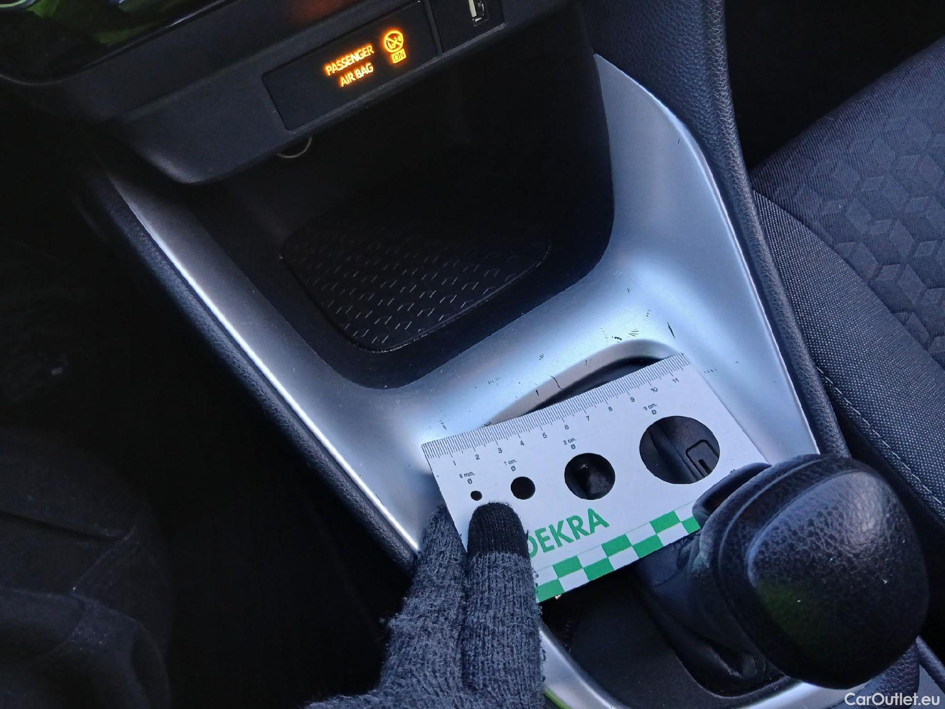  Toyota  Yaris TOYOTA  / 2020 / 5P / berlina con portón 1.5 120H Business Plus #31