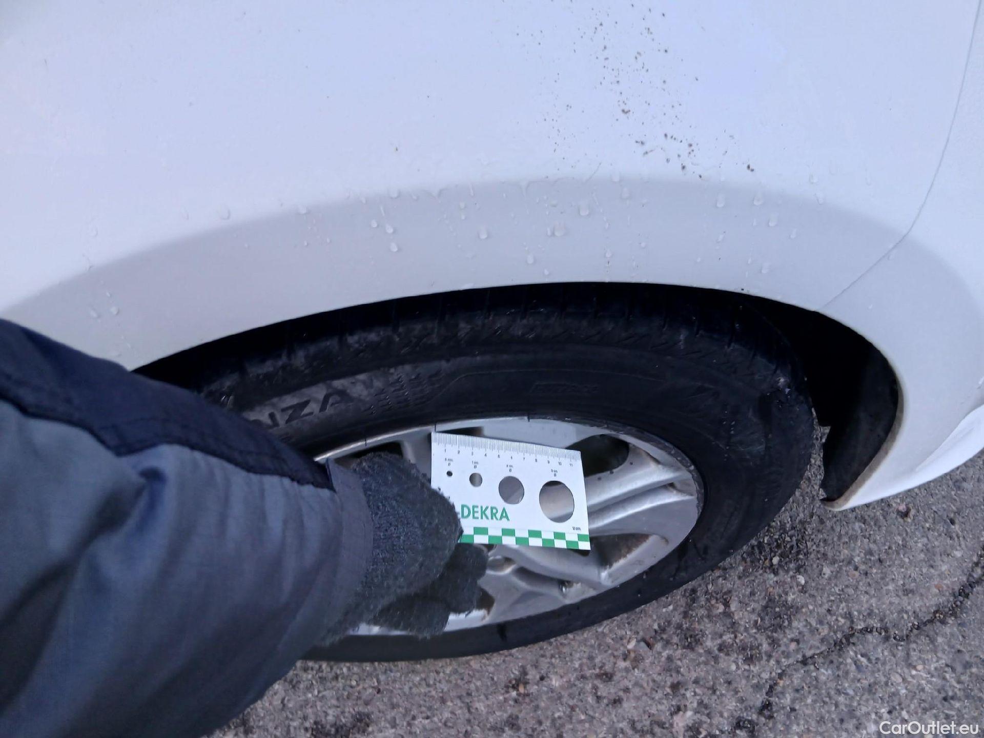  Toyota  Yaris TOYOTA  / 2020 / 5P / berlina con portón 1.5 120H Business Plus #30