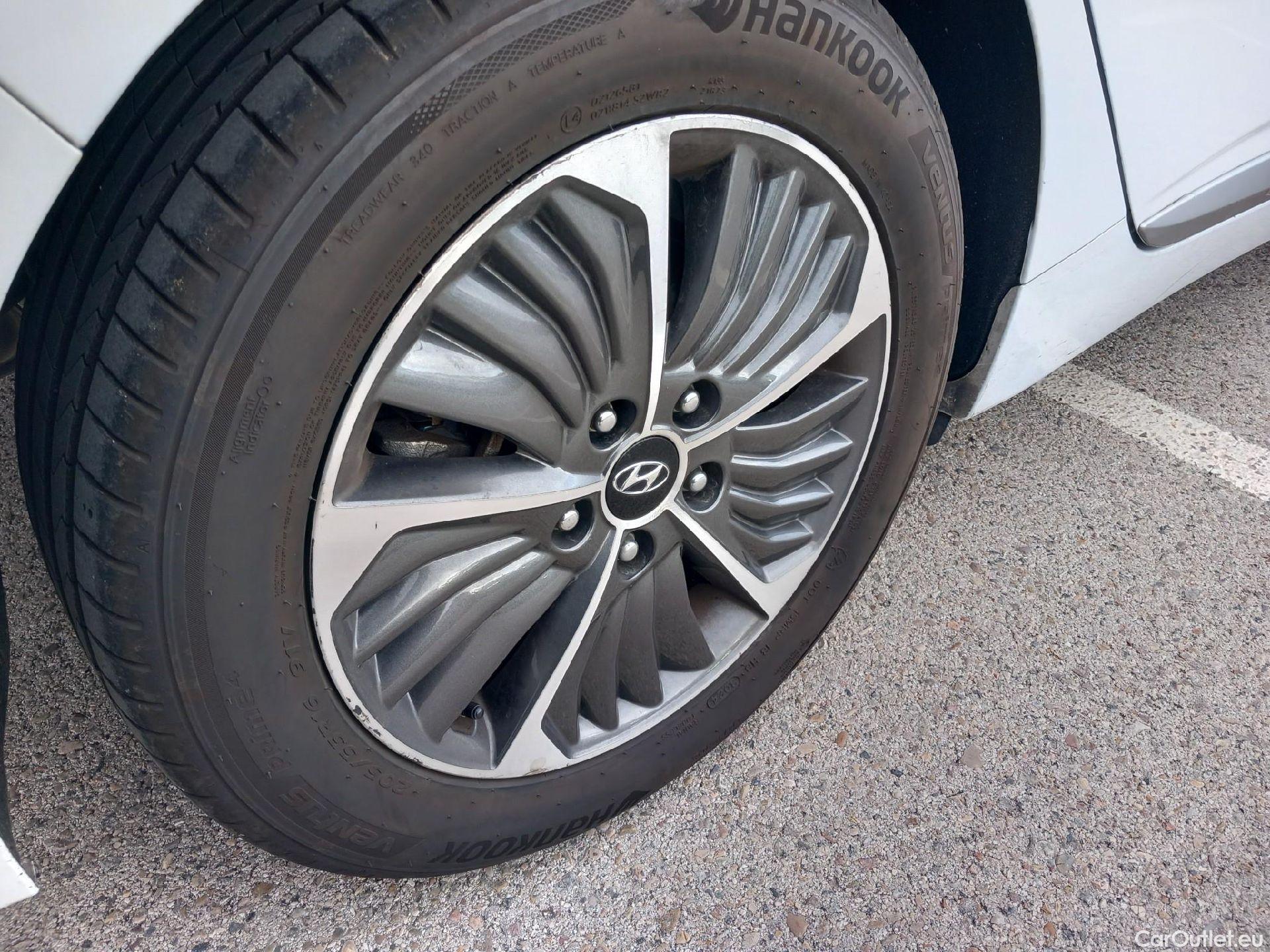  Hyundai   Ioniq HYUNDAI / 2019 / 5P / berlina con portón 1.6 GDI PHEV Tecno DCT #14