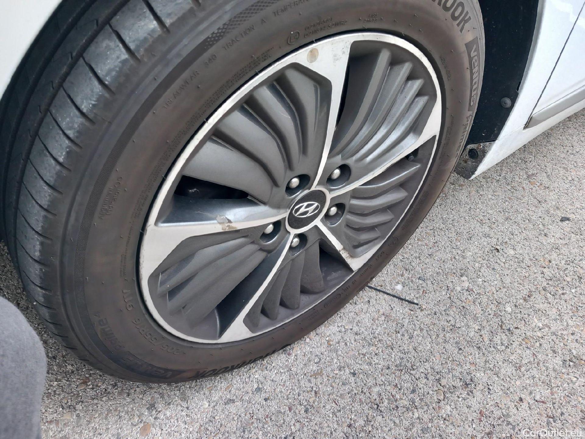  Hyundai   Ioniq HYUNDAI / 2019 / 5P / berlina con portón 1.6 GDI PHEV Tecno DCT #4