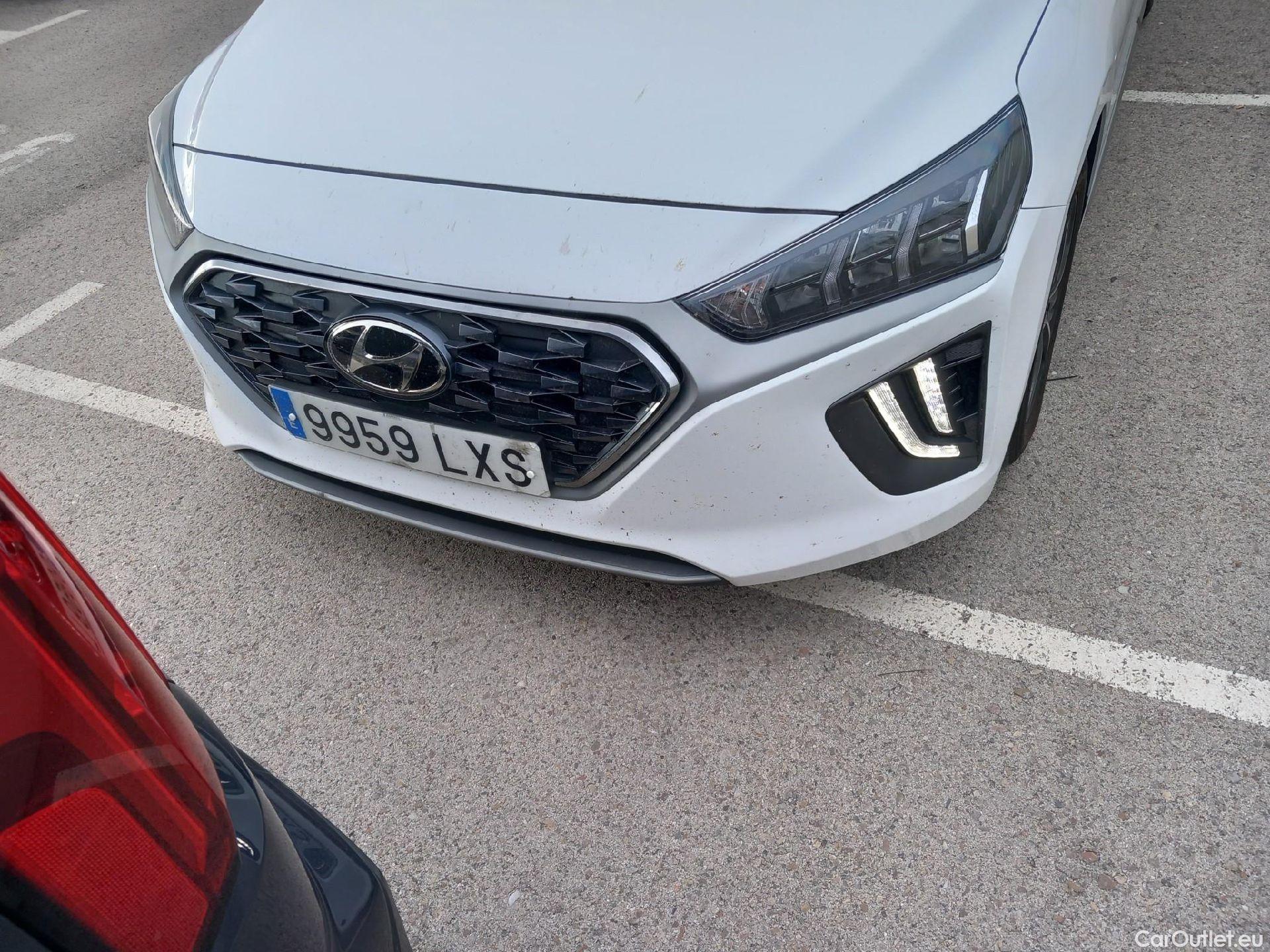  Hyundai   Ioniq HYUNDAI / 2019 / 5P / berlina con portón 1.6 GDI PHEV Tecno DCT #3