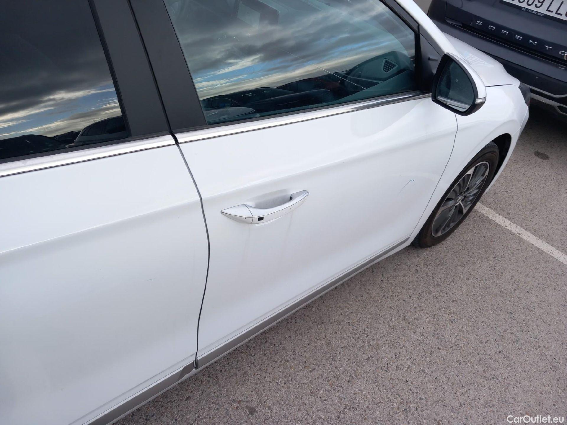  Hyundai   Ioniq HYUNDAI / 2019 / 5P / berlina con portón 1.6 GDI PHEV Tecno DCT #16