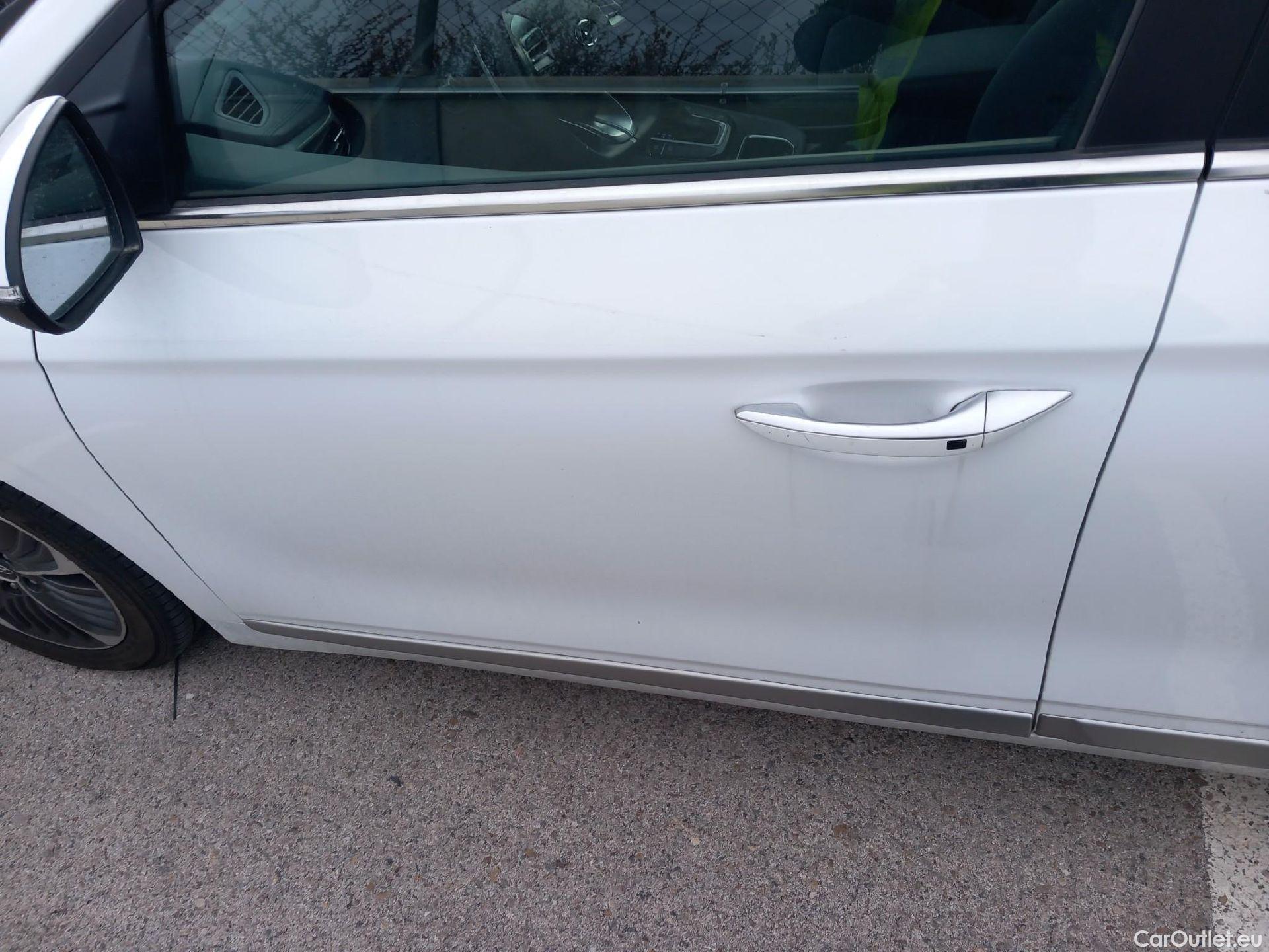  Hyundai   Ioniq HYUNDAI / 2019 / 5P / berlina con portón 1.6 GDI PHEV Tecno DCT #8