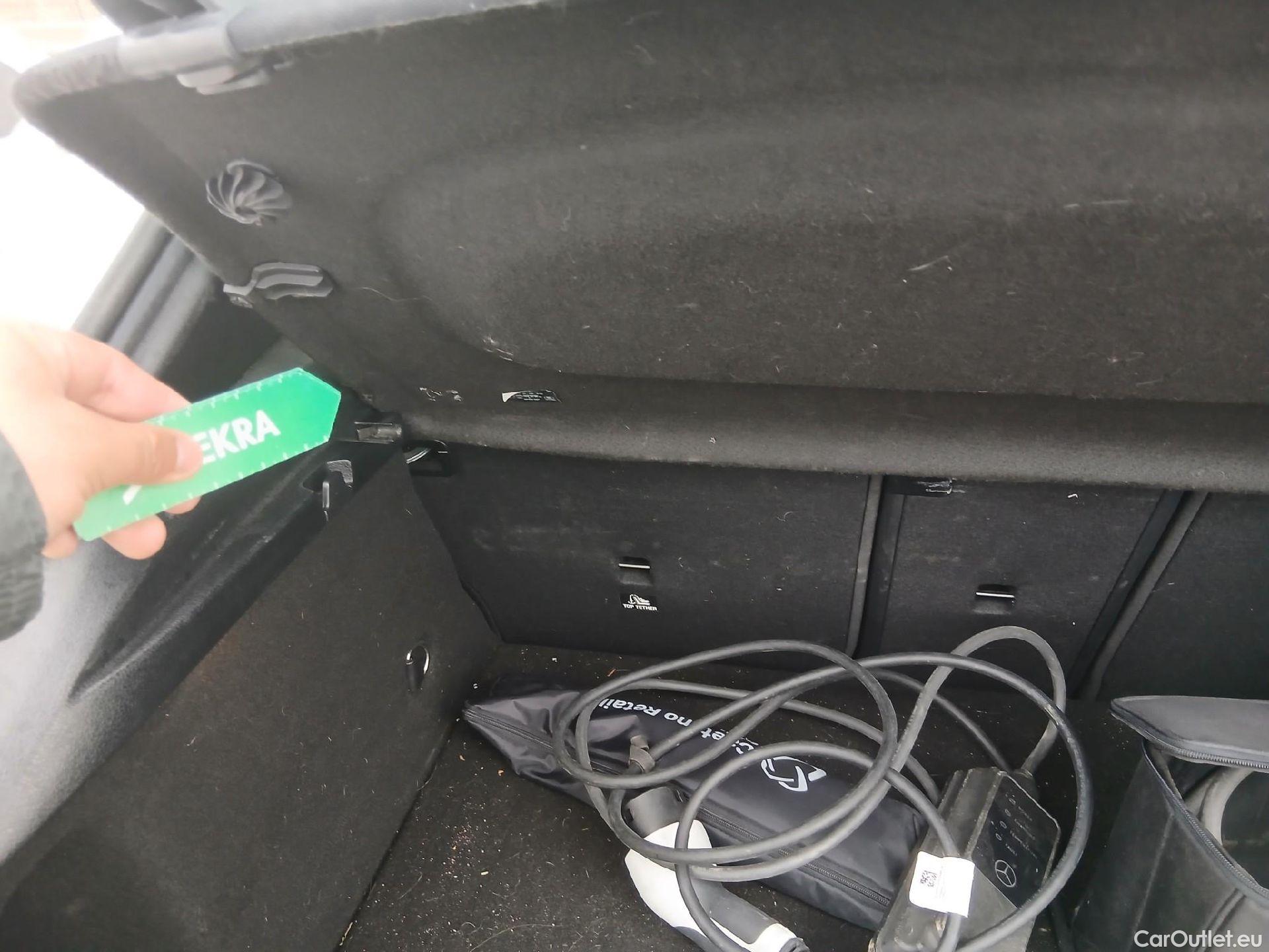  Mercedes  A-Klasse MERCEDES-BENZ Clase A / 2018 / 5P / berlina con portón A 250 e #2