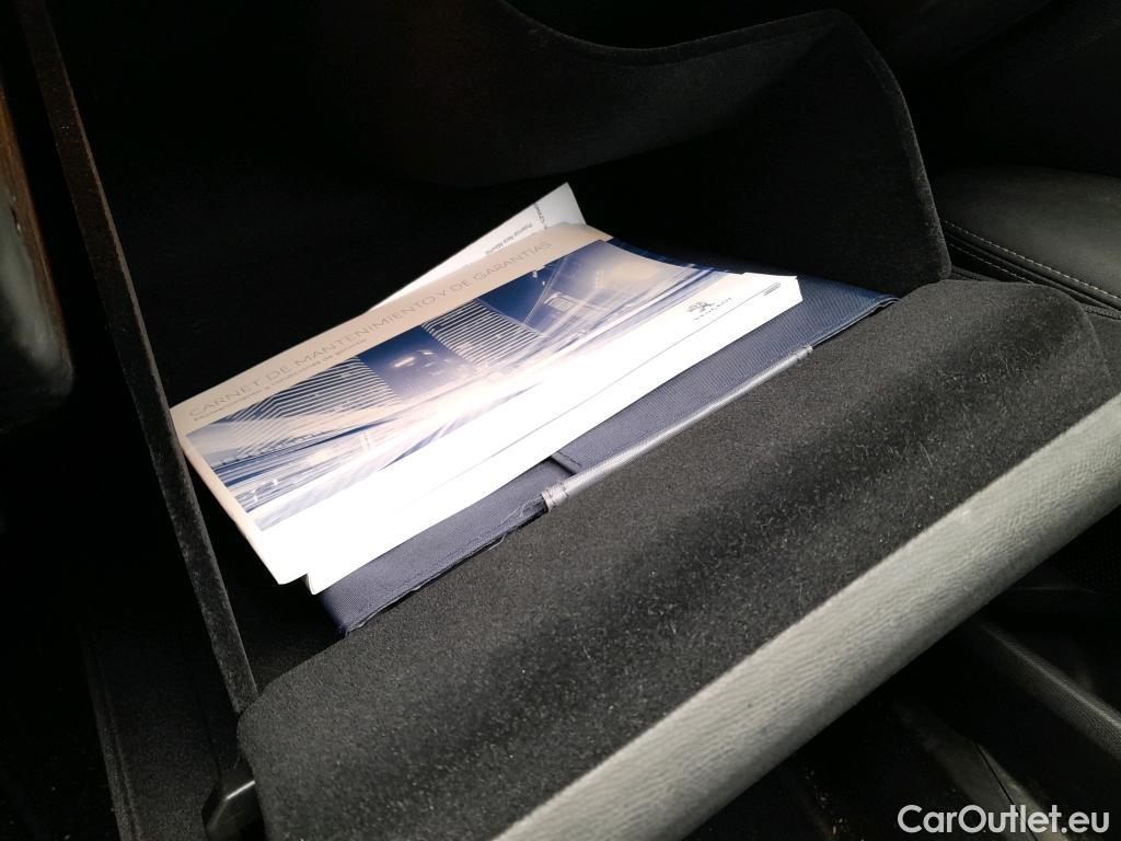  Peugeot  3008 PEUGEOT  / 2016 / 5P / todoterreno 1.2 PURETECH 96KW (130CV) ALLURE EAT8 #14