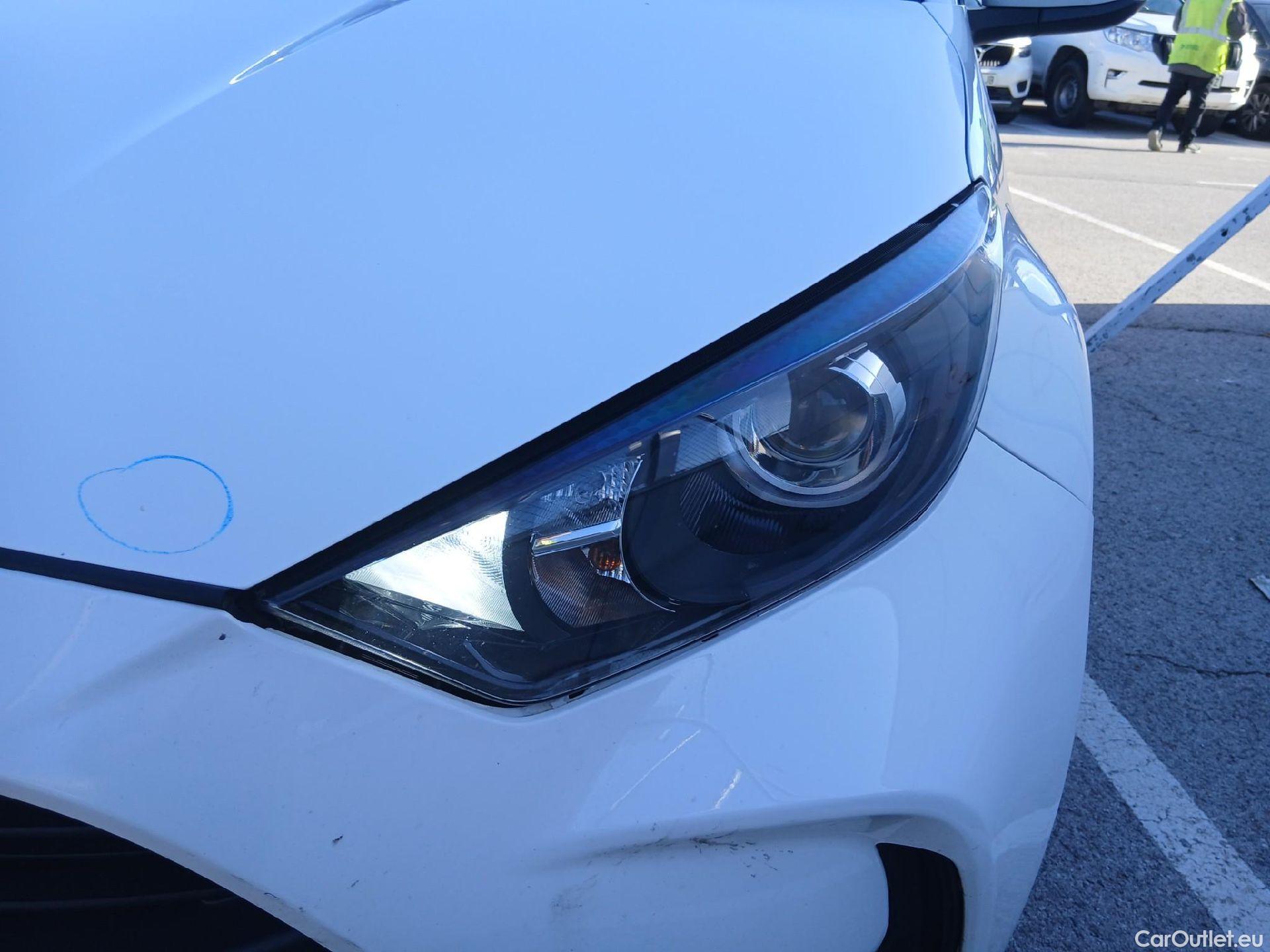  Toyota  Yaris TOYOTA  / 2020 / 5P / berlina con portón 1.5 120H Business Plus #8