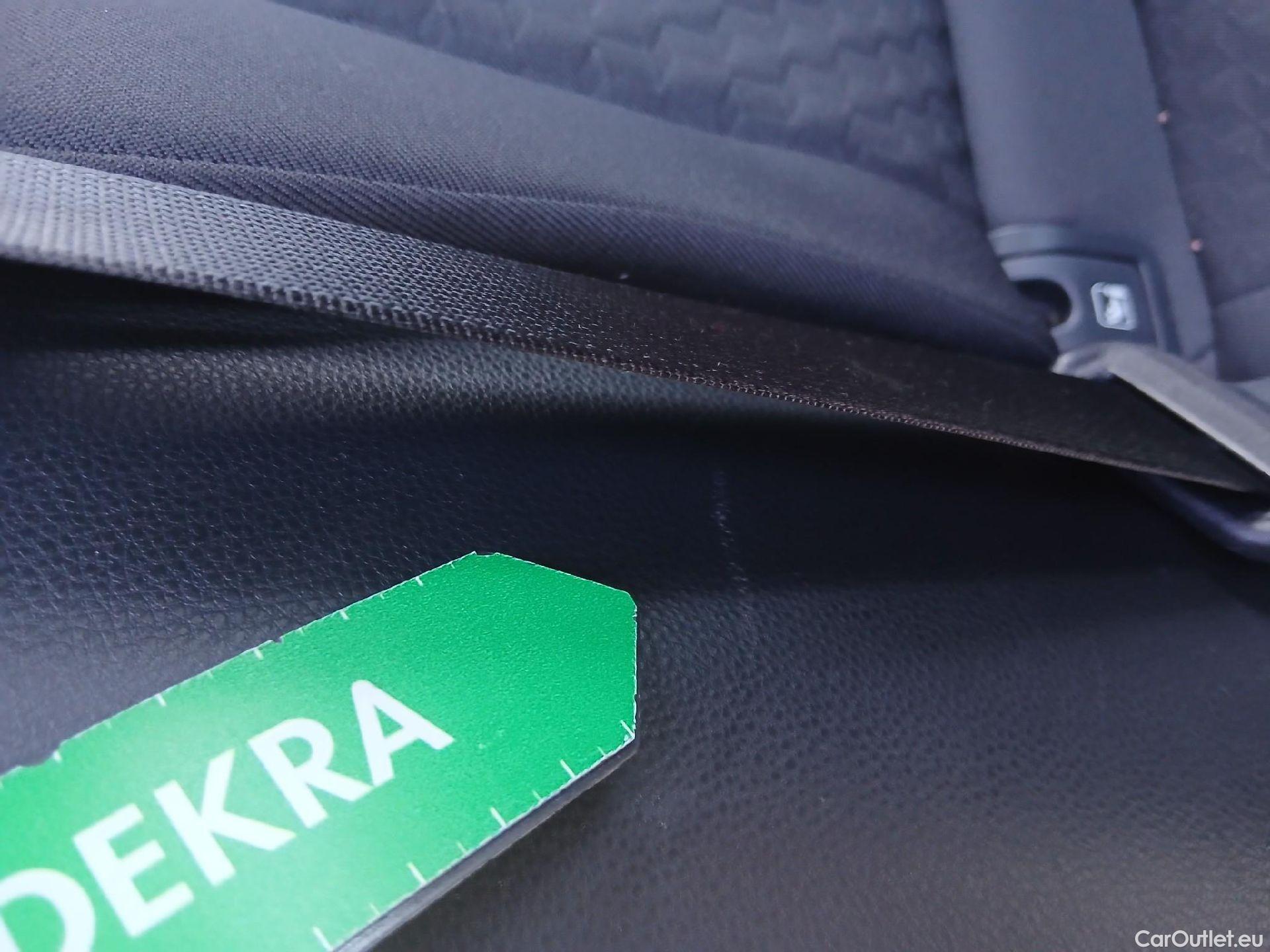  Toyota  Yaris TOYOTA  / 2020 / 5P / berlina con portón 1.5 120H Business Plus #35