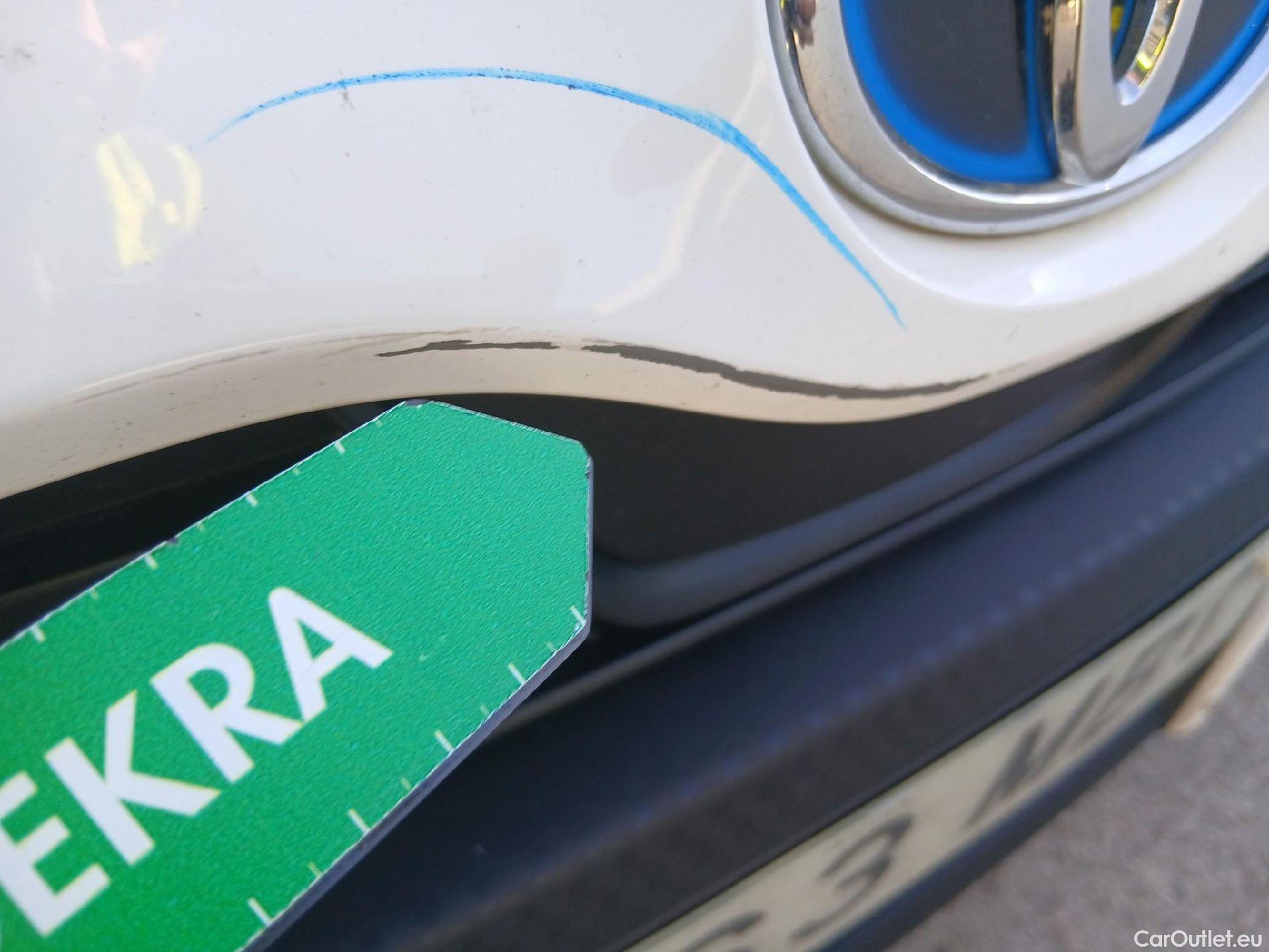  Toyota  Yaris TOYOTA  / 2020 / 5P / berlina con portón 1.5 120H Business Plus #4