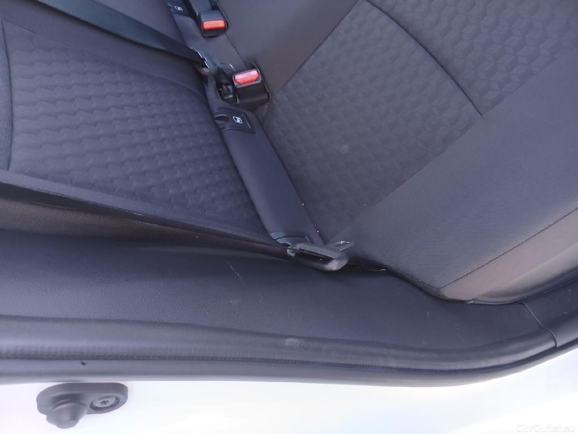  Toyota  Yaris TOYOTA  / 2020 / 5P / berlina con portón 1.5 120H Business Plus #36