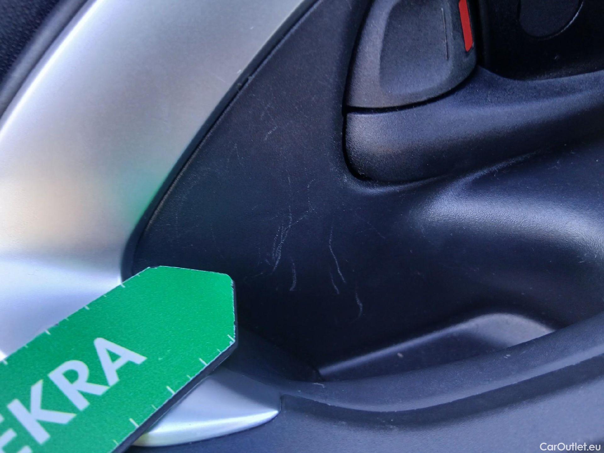  Toyota  Yaris TOYOTA  / 2020 / 5P / berlina con portón 1.5 120H Business Plus #18